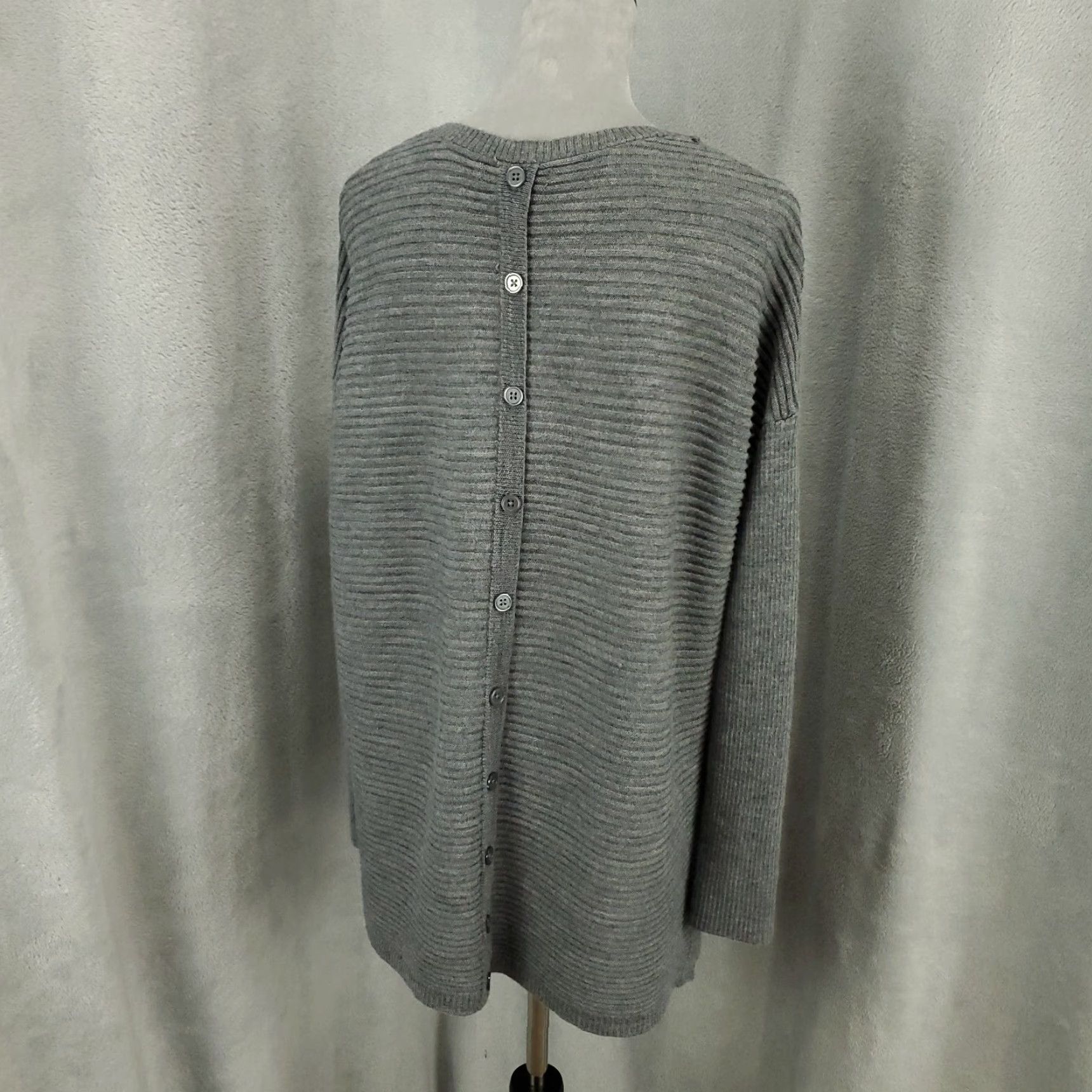 Vintage Tahari Womens Sweater Size 2X Gray Ribbed Button Back Accent Tunic Knit Top Size XXL / US 16-18 / IT 52-54 - 7 Thumbnail