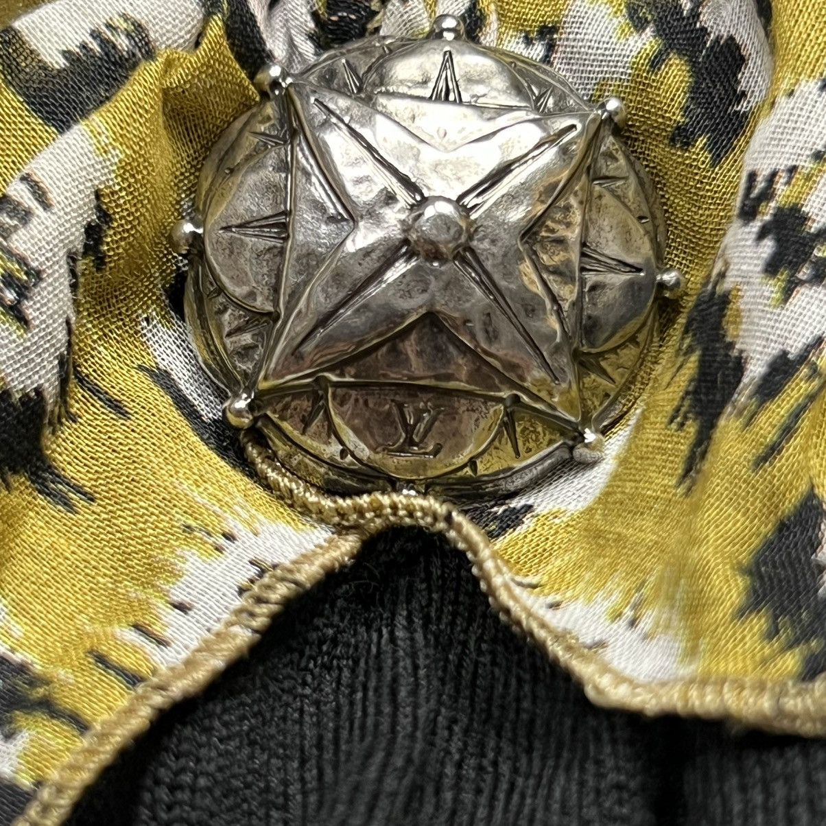 Louis Vuitton Louis Vuitton - LV Ribbon Brooch Wool - Sweatshirt Size M / US 6-8 / IT 42-44 - 8 Thumbnail