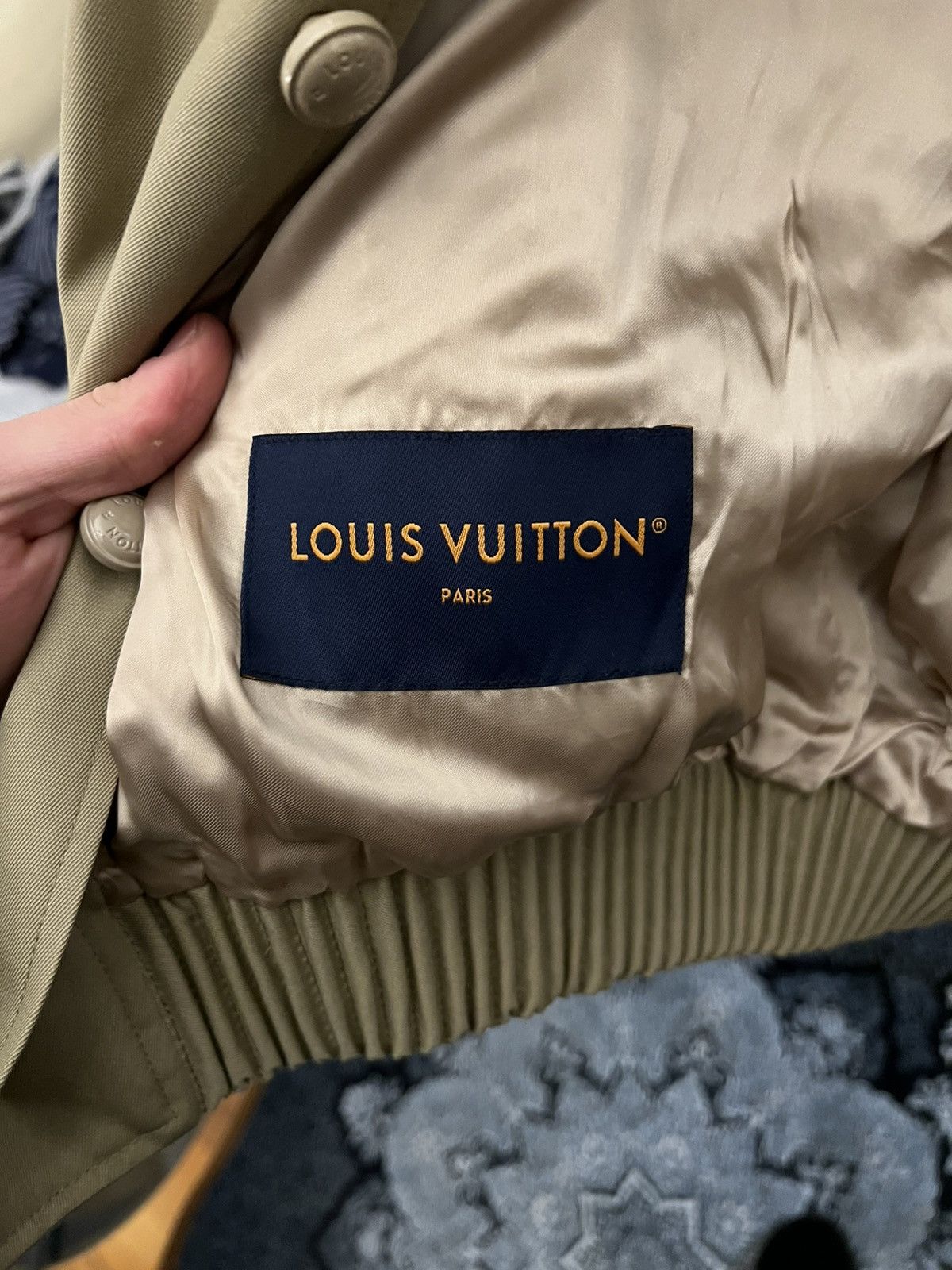 Louis Vuitton Louis Vuitton Beige Embroidered Logo Bomber Jacket Size US M / EU 48-50 / 2 - 5 Thumbnail