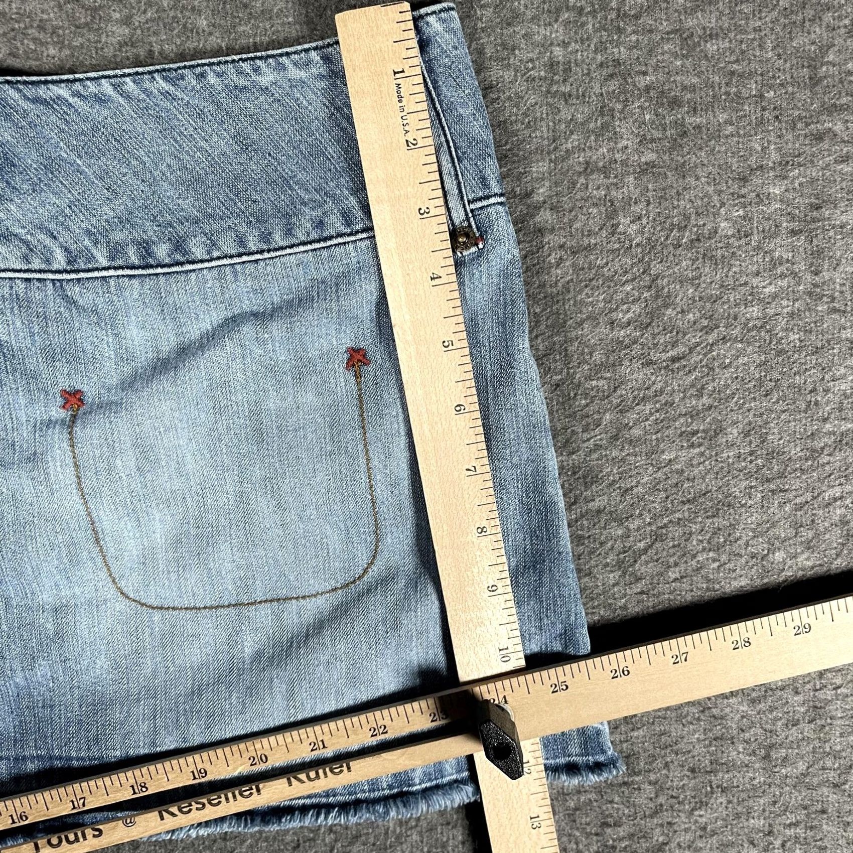 Denime VINTAGE Tyte Blue Denim Mini Skirt 9 Juniors Short With Raw Hem Embroidered Pockets Y2K Summer Womens/Teens Size 30" / US 8 / IT 44 - 7 Thumbnail