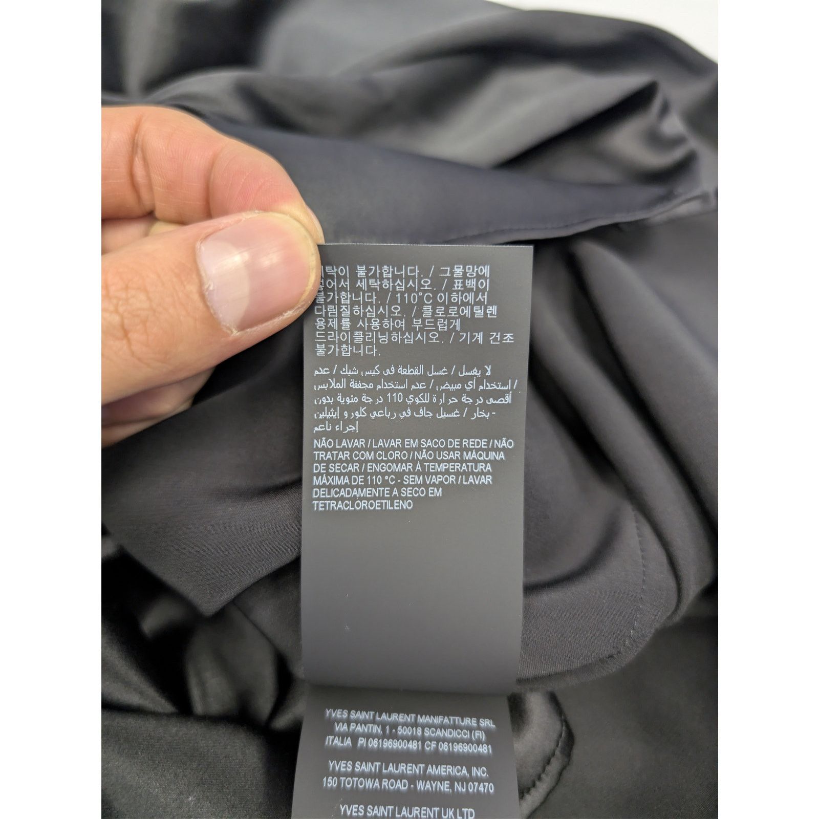 Saint Laurent Paris o1rshd1 silk shirt with a bow at the neck in Black Size US S / EU 44-46 / 1 - 19 Thumbnail