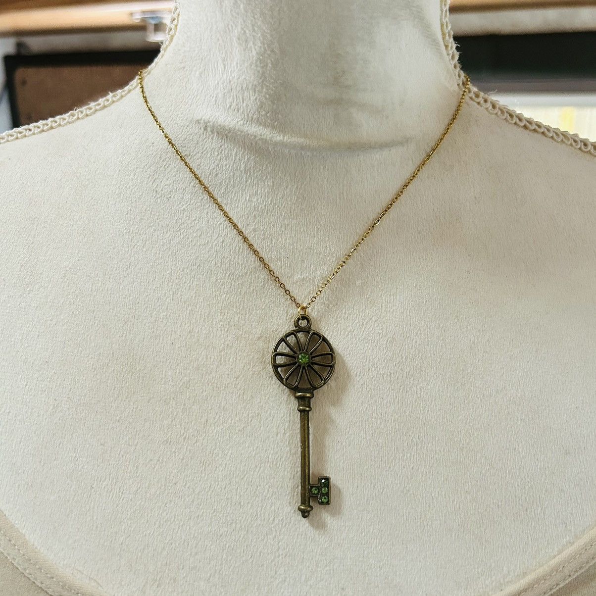 Handmade Handcrafted vintage peridot stone skeleton key necklace Size ONE SIZE - 2 Thumbnail