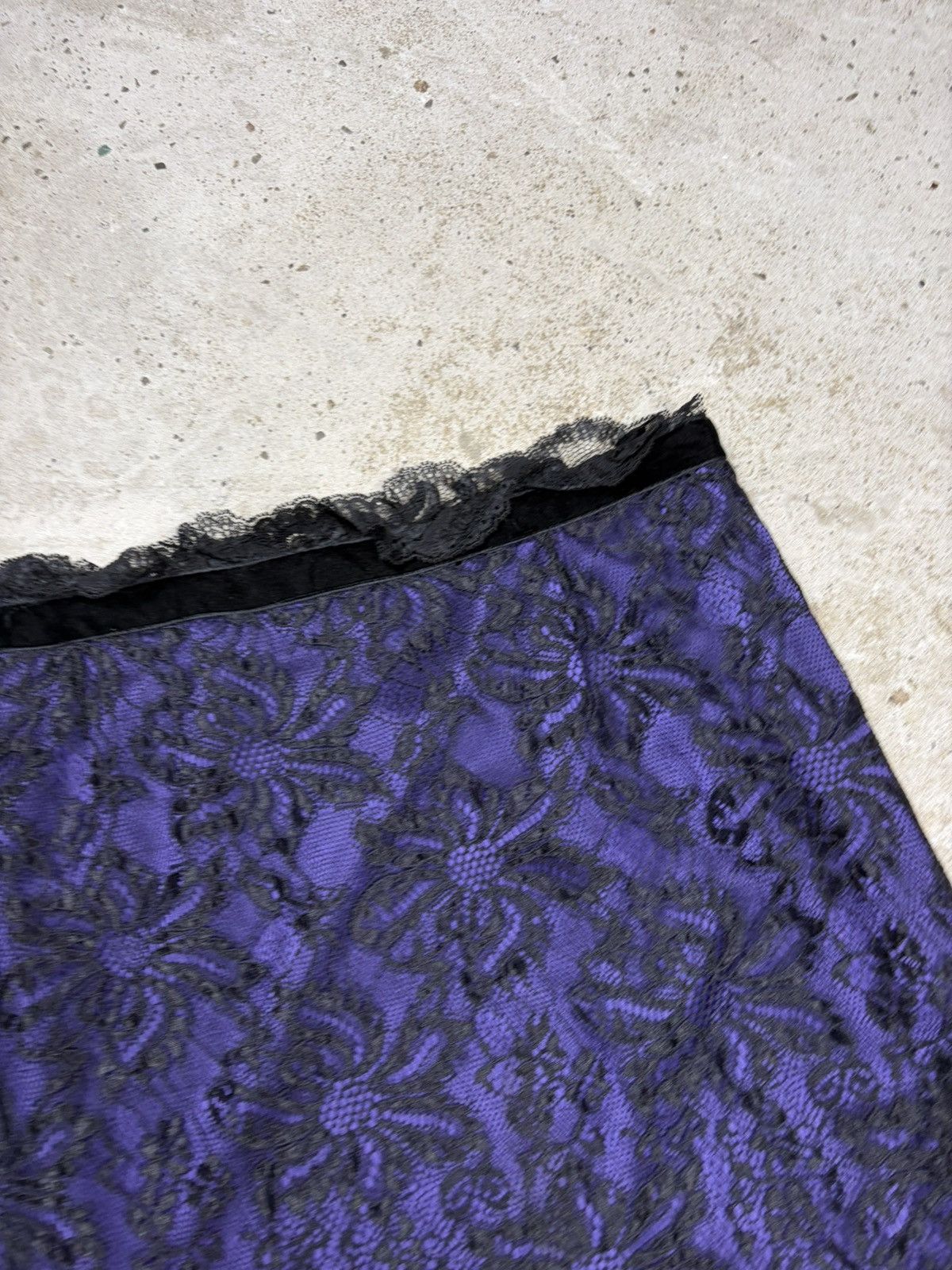 Dolce & Gabbana Vintage 2000s Dolce & Gabbana Lace Purple Skirt Velvet Trims Size 28" / US 6 / IT 42 - 6 Thumbnail