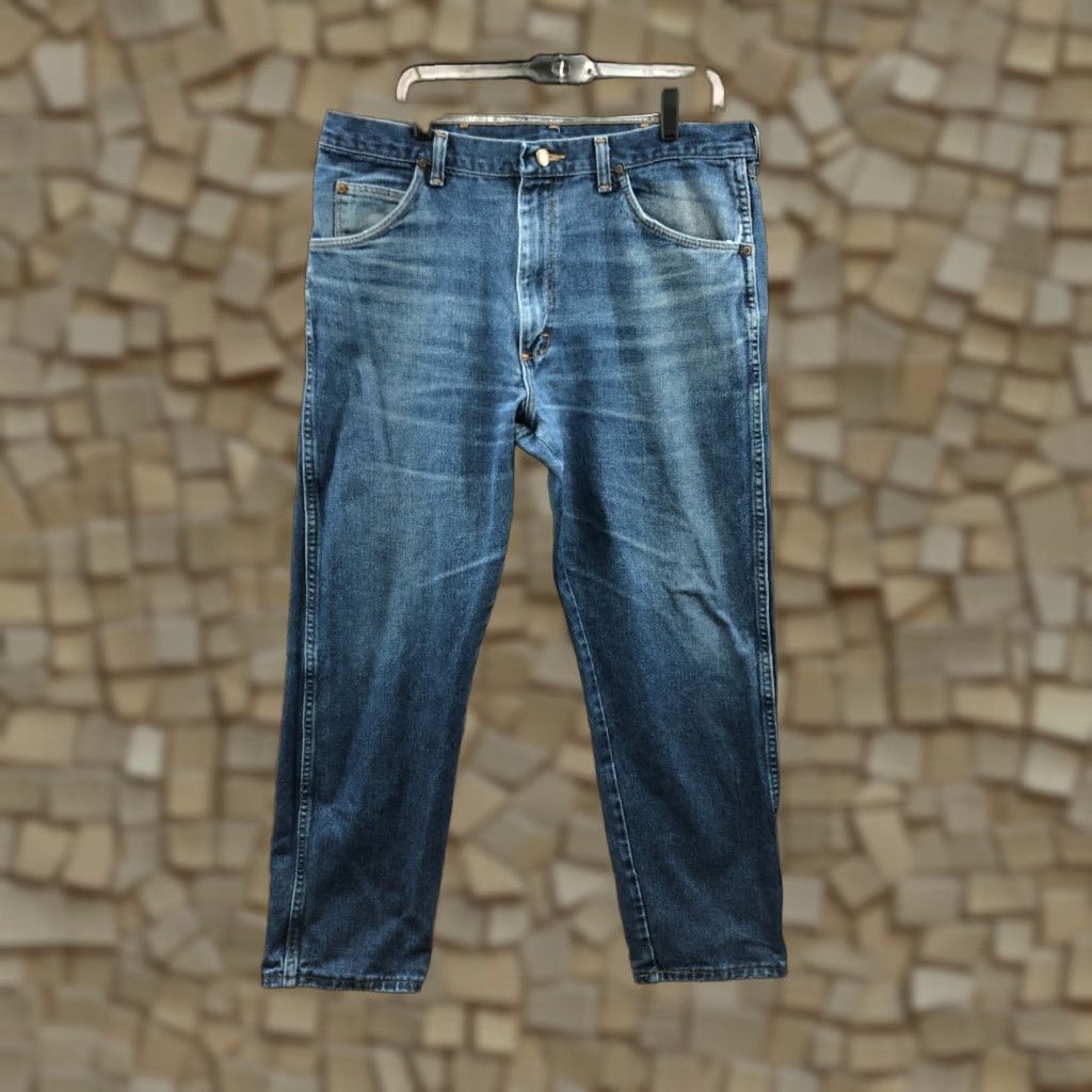 Wrangler Wrangler Rugged Wear Jeans Straight 36x30 Mens Mid Wash Blue Regular 5-Pocket Denim Cotton Blend Belt Loops Zip Inseam 30 Size US 36 / EU 52 - 1 Thumbnail