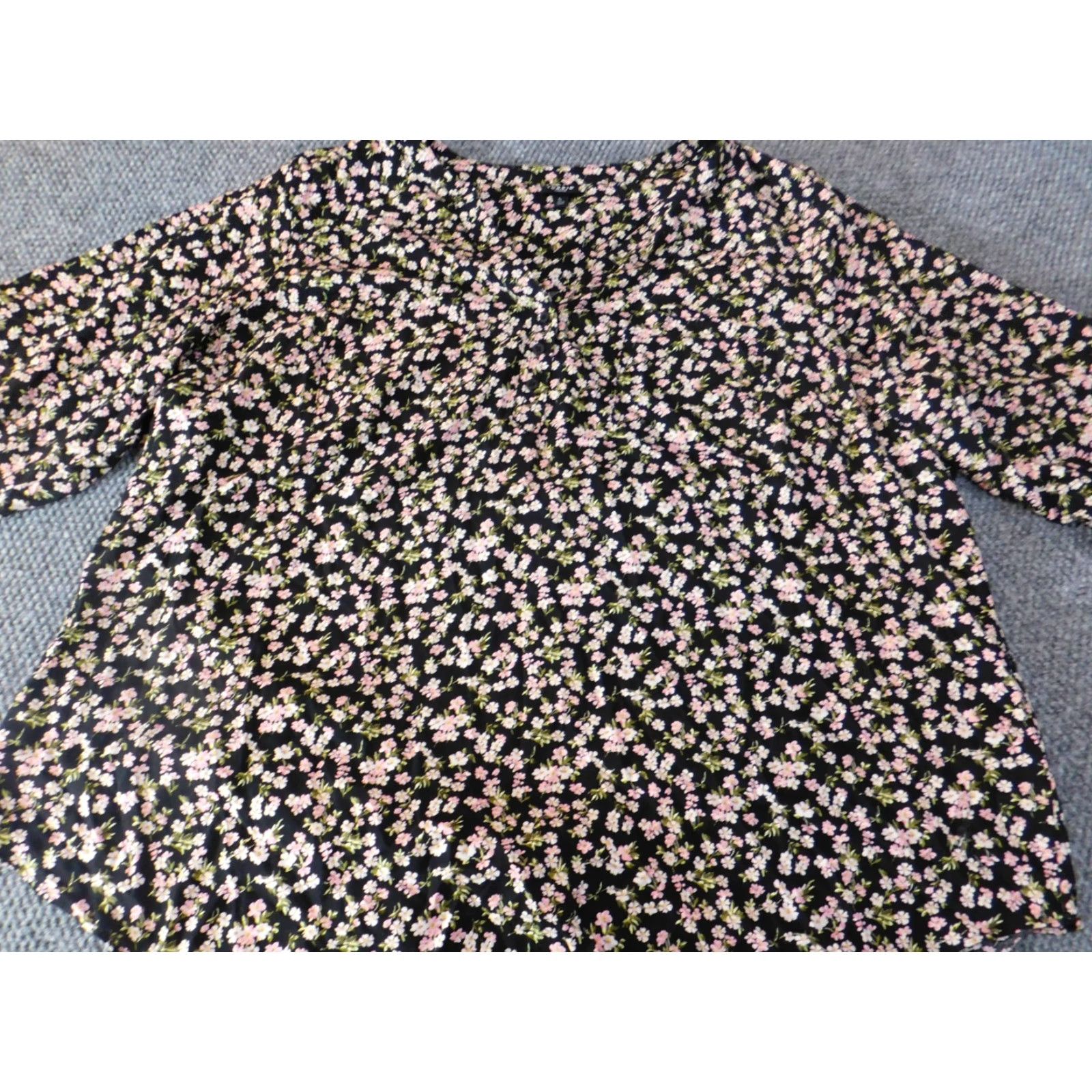 Torrid Torrid Blouse 5X Womens Black Floral V-Neck Pullover Short Sleeve Top Casual Plus Size Polyester Rayon Button Cute Size XXL / US 16-18 / IT 52-54 - 4 Thumbnail
