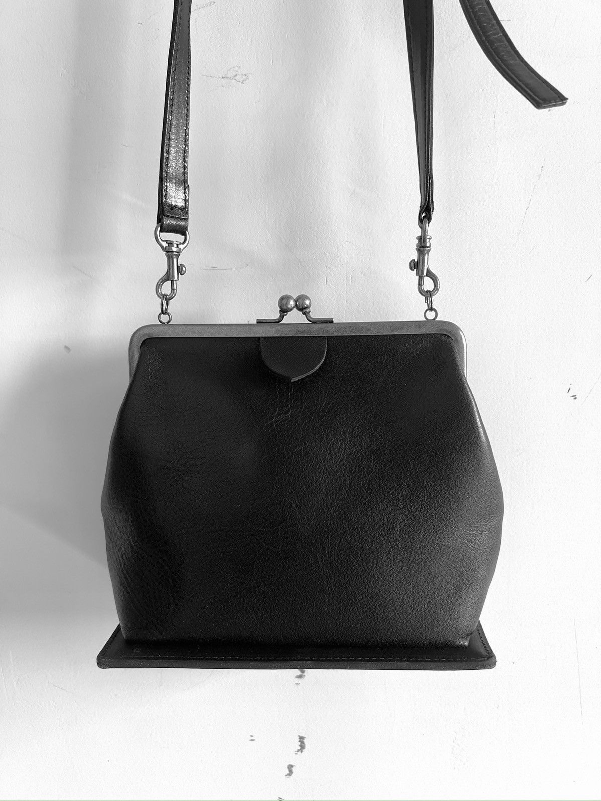 Yohji Yamamoto Y's Yohji Yamamoto MATTE SMOOTH LEATHER METAL CLASP POCHETTE Size ONE SIZE - 9 Thumbnail