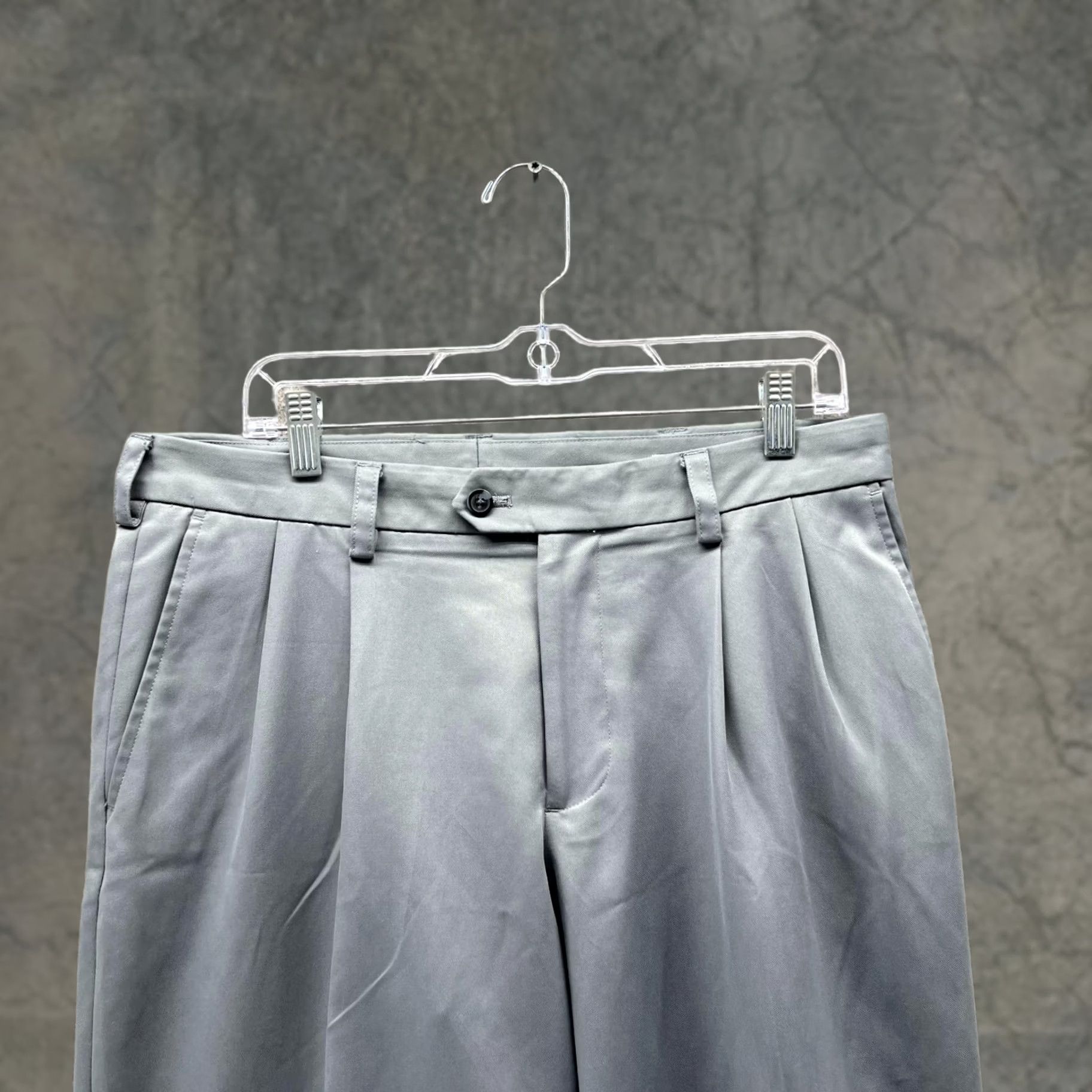 Izod Izod Pants Men 33x30 Gray Chino Pleated Regular Rise Vintage? No (keep as is) Size US 33 - 1 Thumbnail