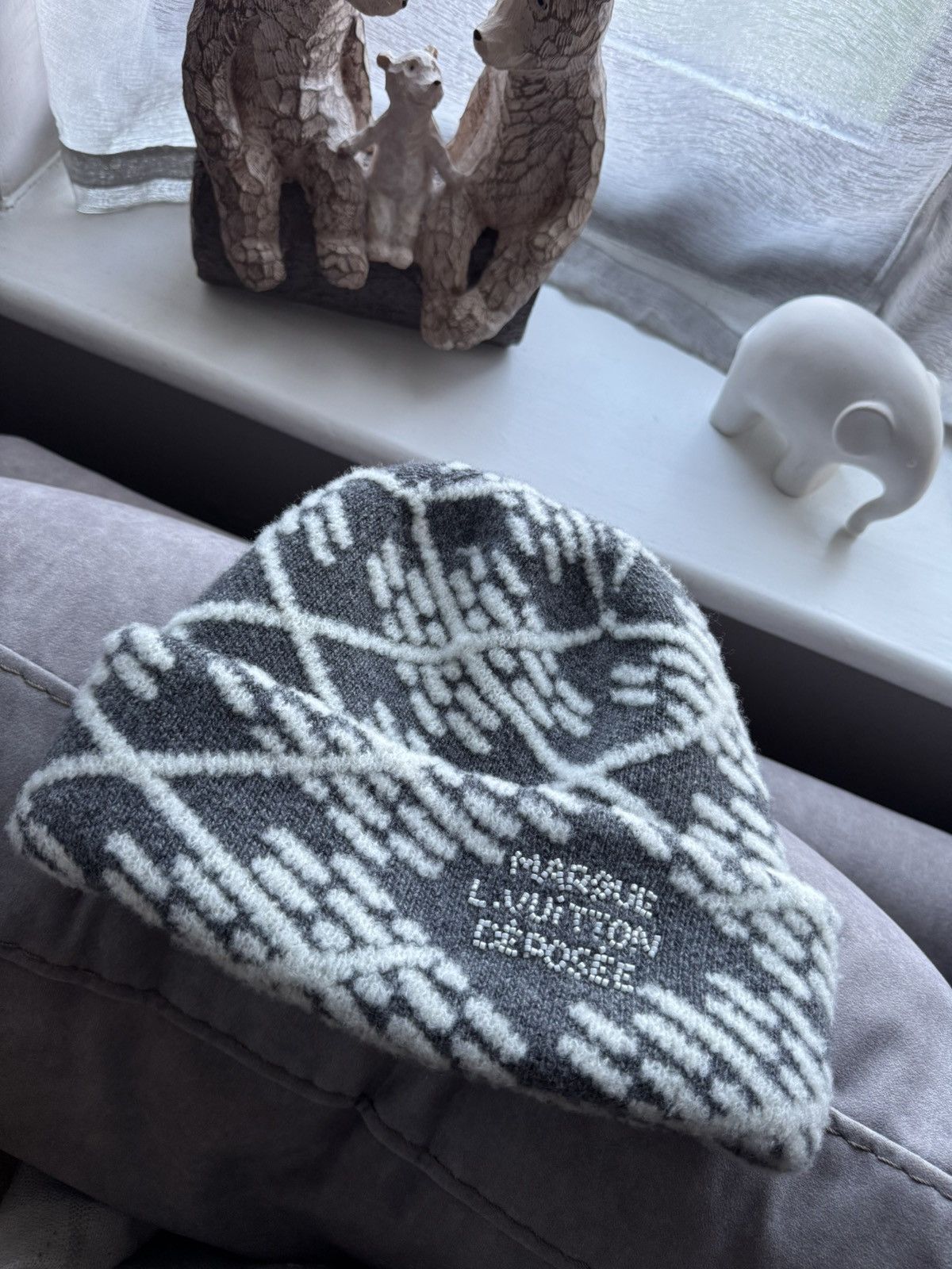LOUIS VUITTON beanie hat see real tape measurements in photo