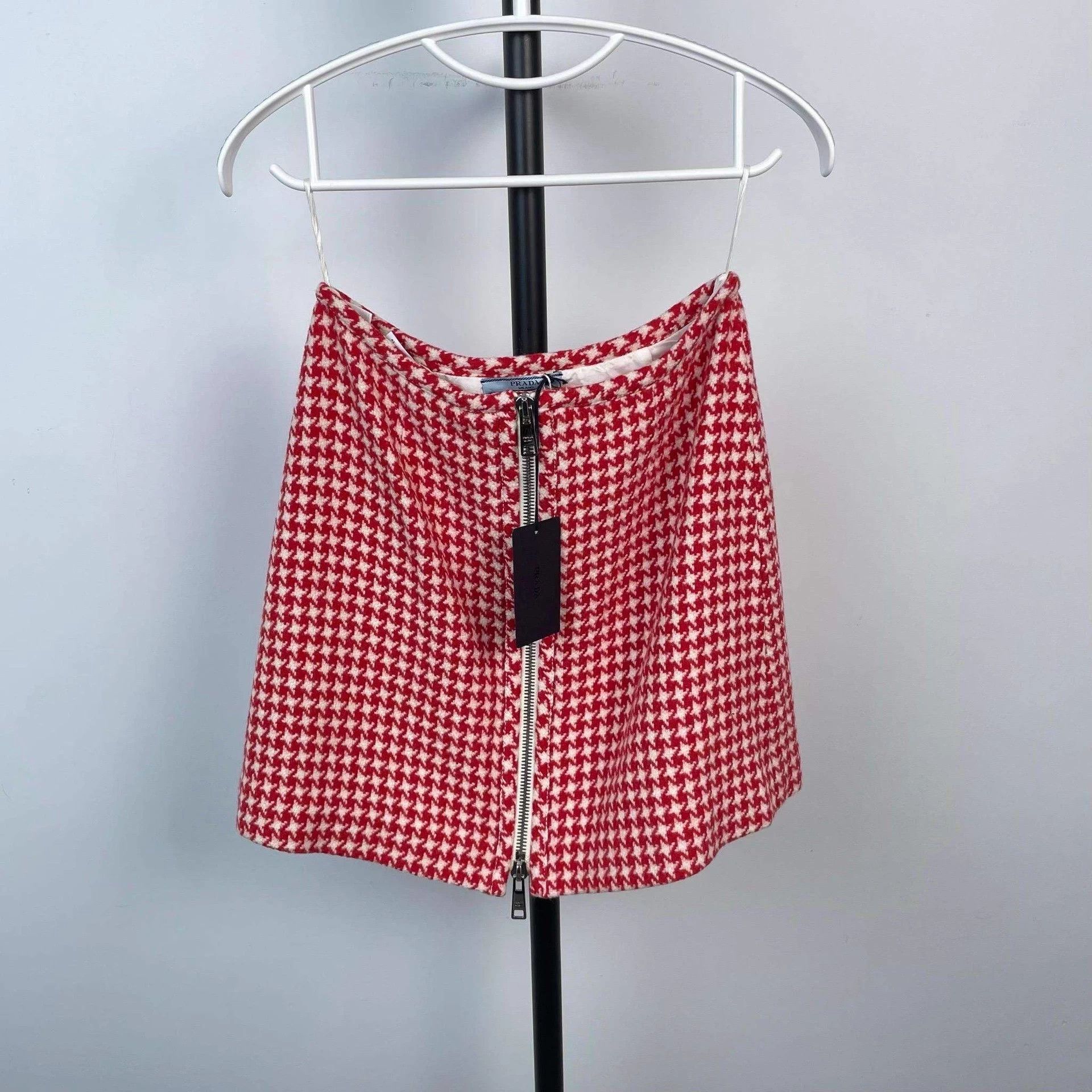 Prada Prada houndstooth red skirt 40 Size M / US 6-8 / IT 42-44 - 1 Thumbnail