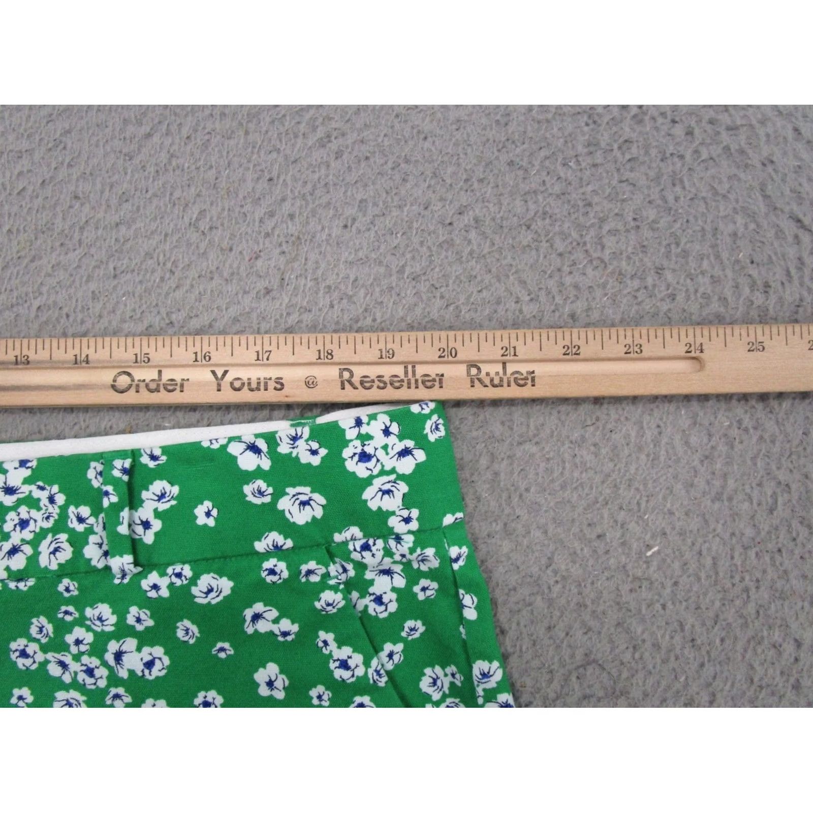 Banana Republic Banana Republic Floral Green Chino Shorts Women's Plus Size 18 Summer Cotton Blend Knit Stretch Front Flat Front Pocket Slash Vintage? No, not Vintage Size 40" / US 18 - 4 Thumbnail