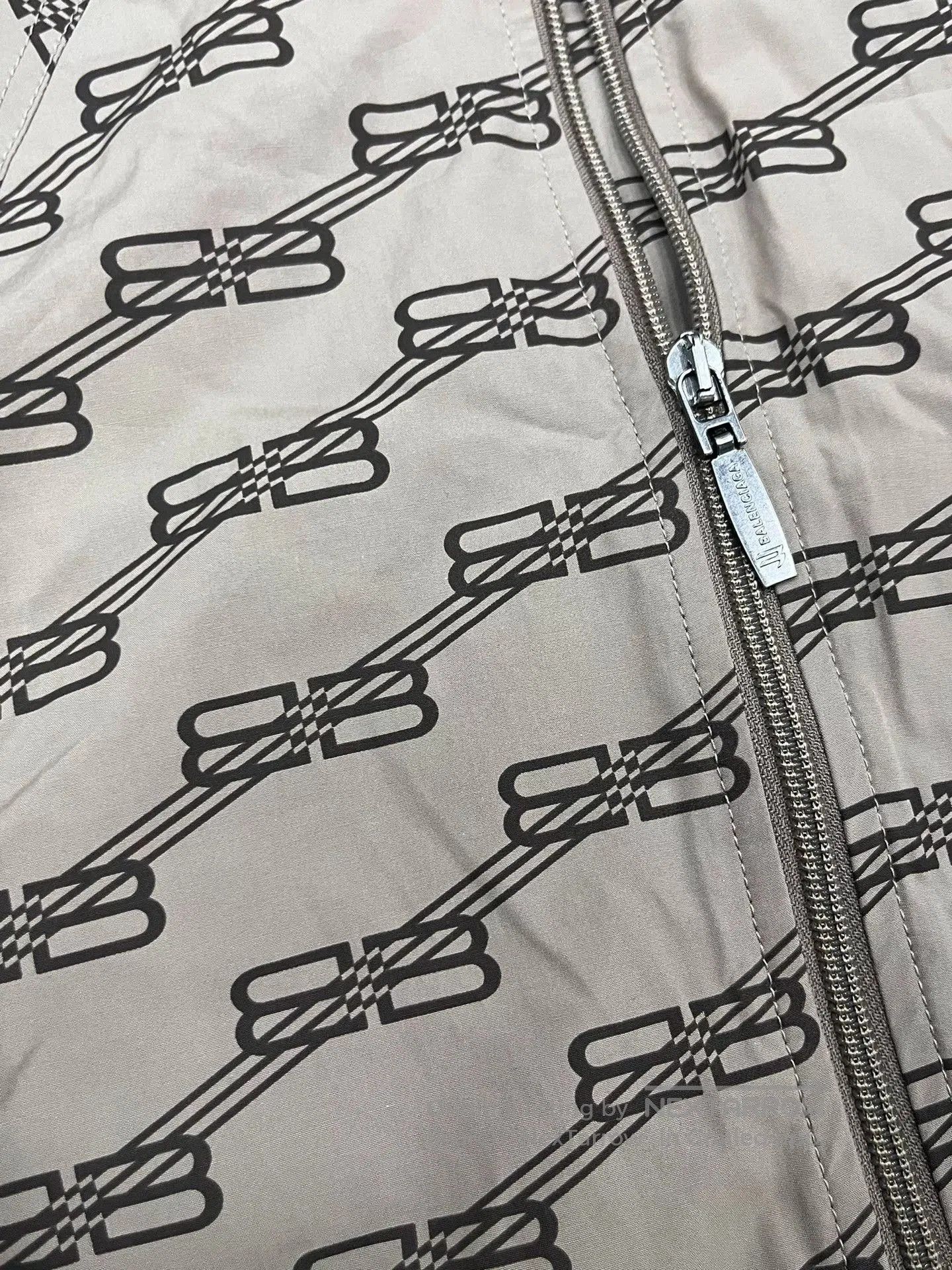 Balenciaga Balenciaga SS22 Logo Print Stand Collar Zip Loose Jacket. Size US S / EU 44-46 / 1 - 3 Thumbnail