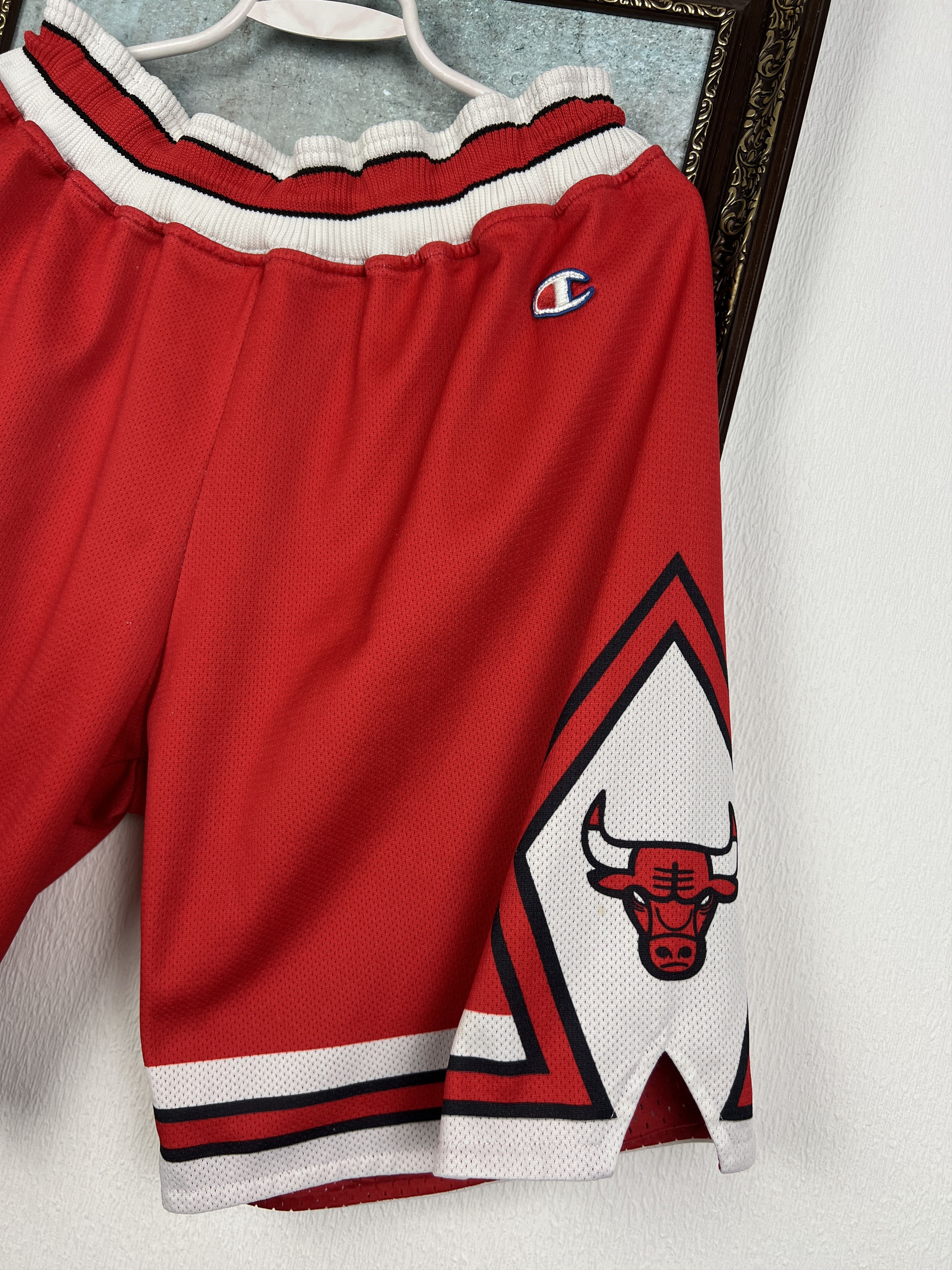 Champion Rare Authentic Pro Cut Game Shorts Chicago Bulls Champion Size US 34 / EU 50 - 2 Thumbnail