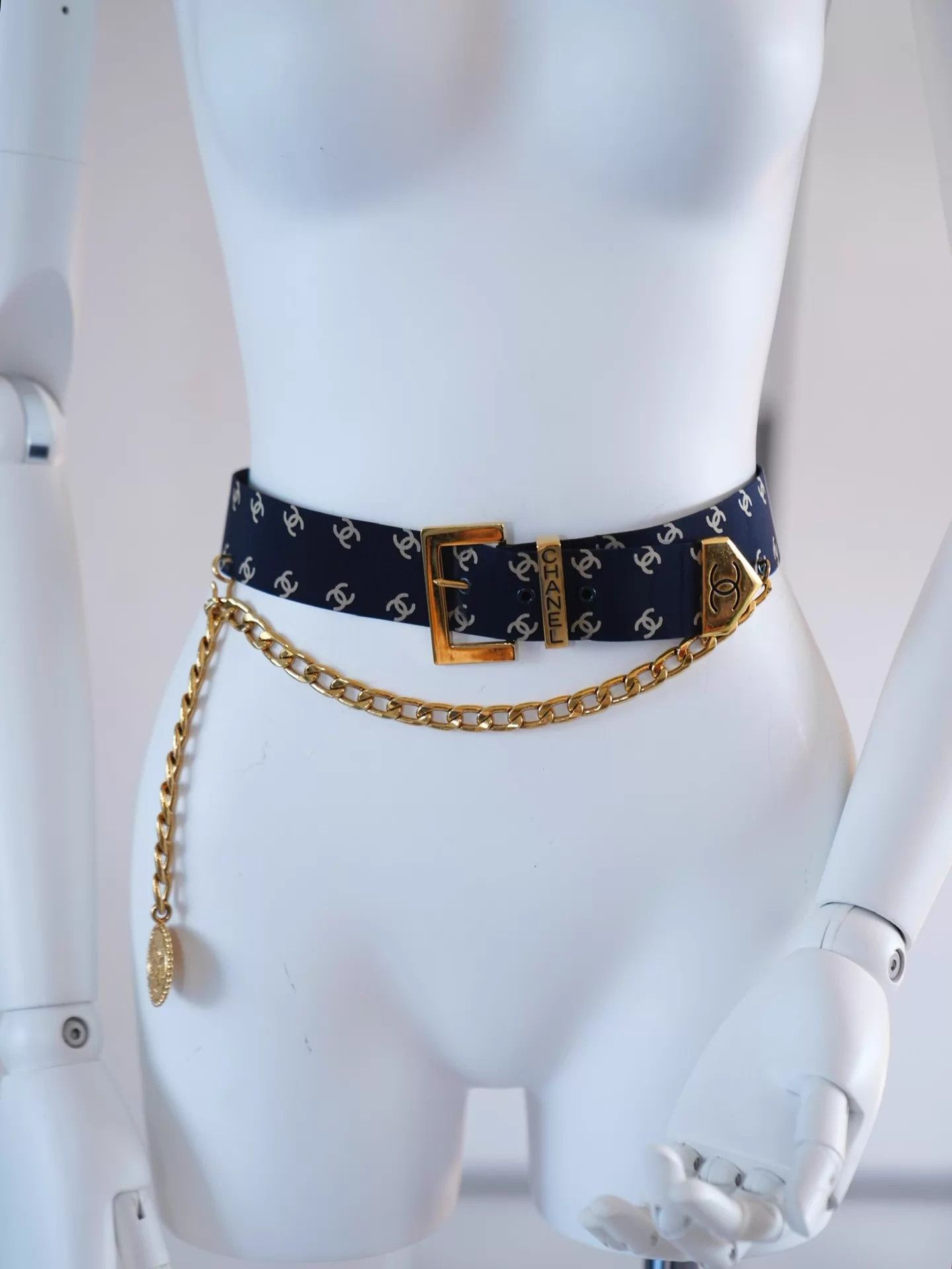 Chanel Chanel Vintage Navy Blue All-Over CC Logo Belt 75/30 SM Size ONE SIZE - 1 Thumbnail