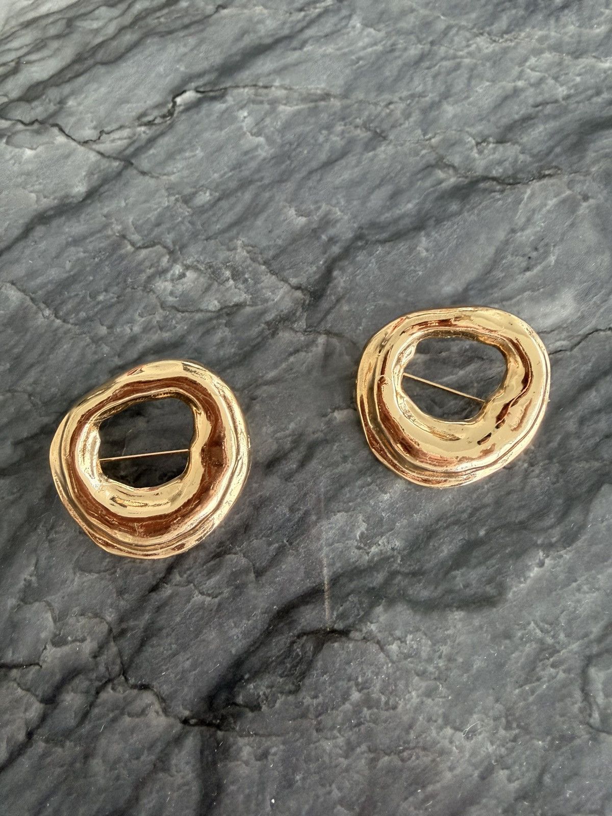 Other Two Gold round brooch lapel pin Size ONE SIZE - 3 Thumbnail