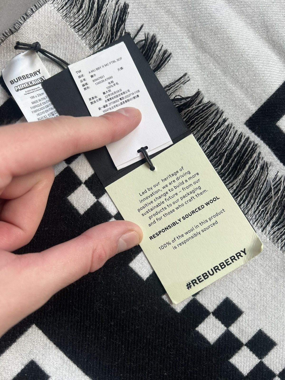 Burberry Burberry x Minecraft Scarf Size ONE SIZE - 8 Thumbnail