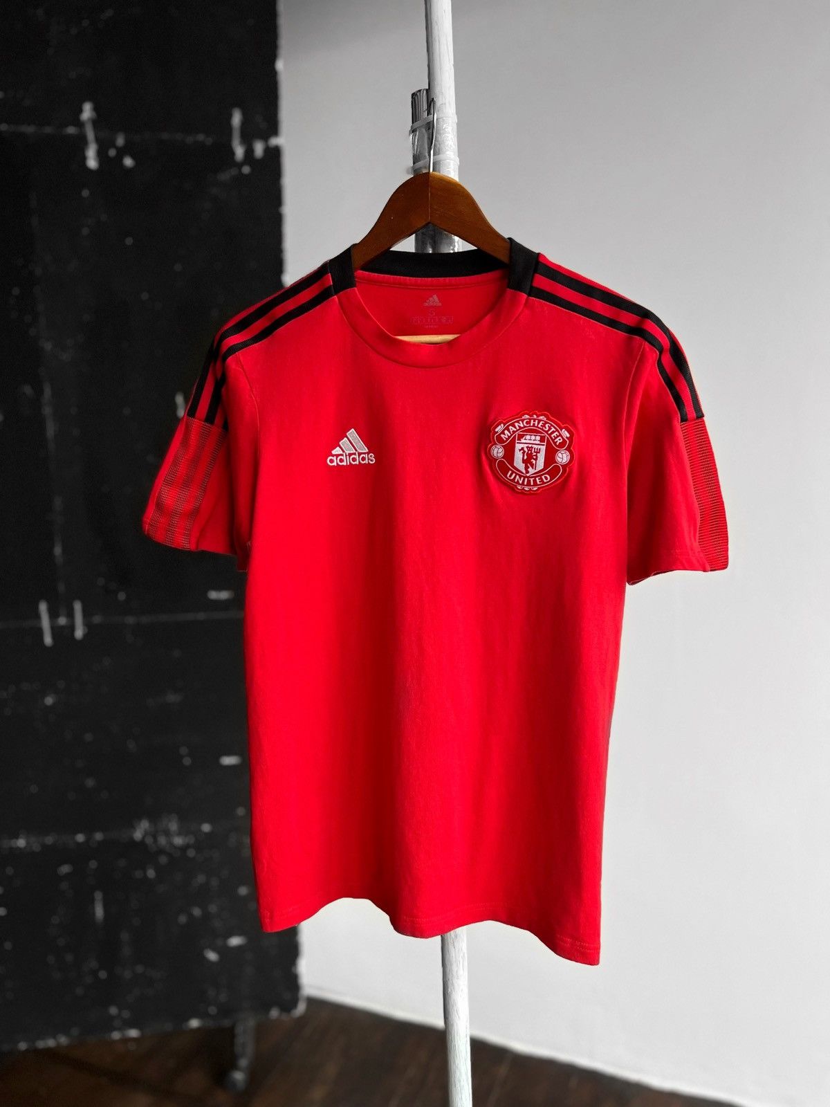 Adidas Adidas x FC Manchester United 2021/22 Red Cotton SS T-Shirt Size US S / EU 44-46 / 1 - 1 Thumbnail