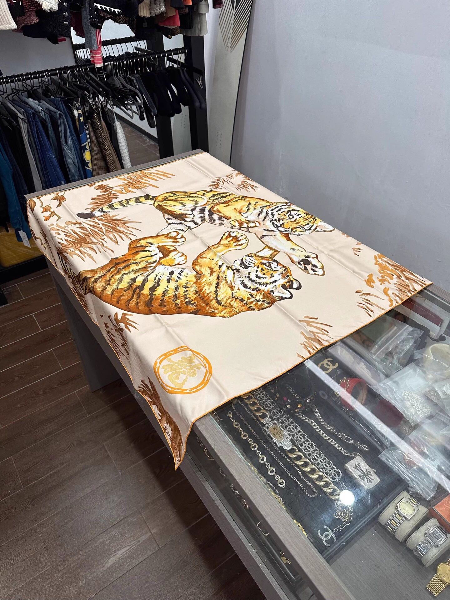 Hermes Hermes Beige Silk Scarf Tigers Playing 90x90cm Size ONE SIZE - 1 Thumbnail