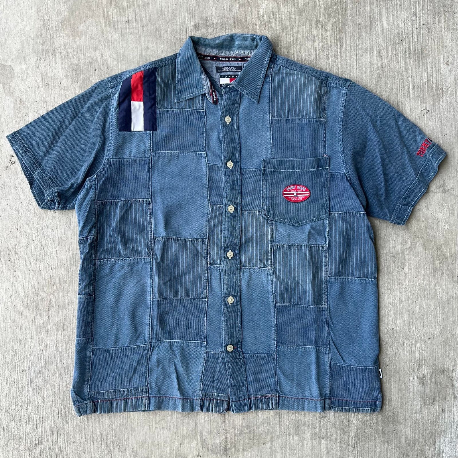 Vintage Vintage Tommy jeans y2k denim button up graphic t shirt Size US L / EU 52-54 / 3 - 1 Thumbnail