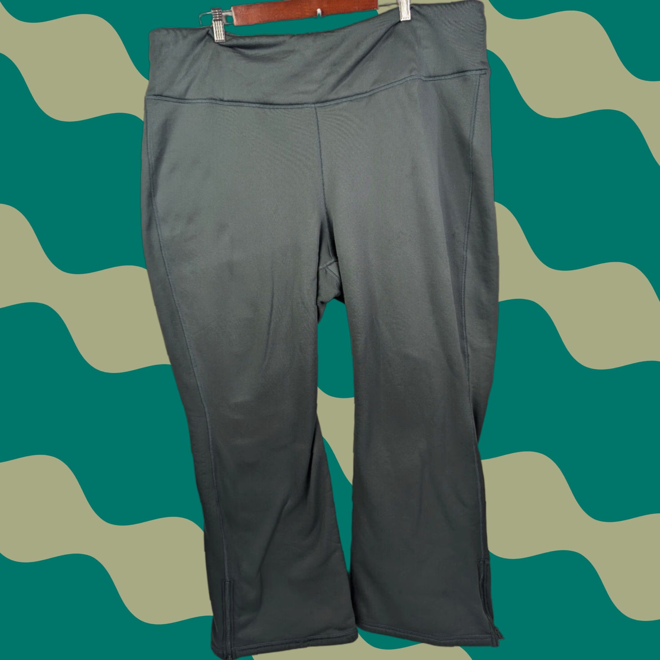 Old Navy Old Navy Green Fleece Lined Pants Womens 3X Go Dry High Rise Flare Sweatpants Size 40" / US 18 - 1 Thumbnail