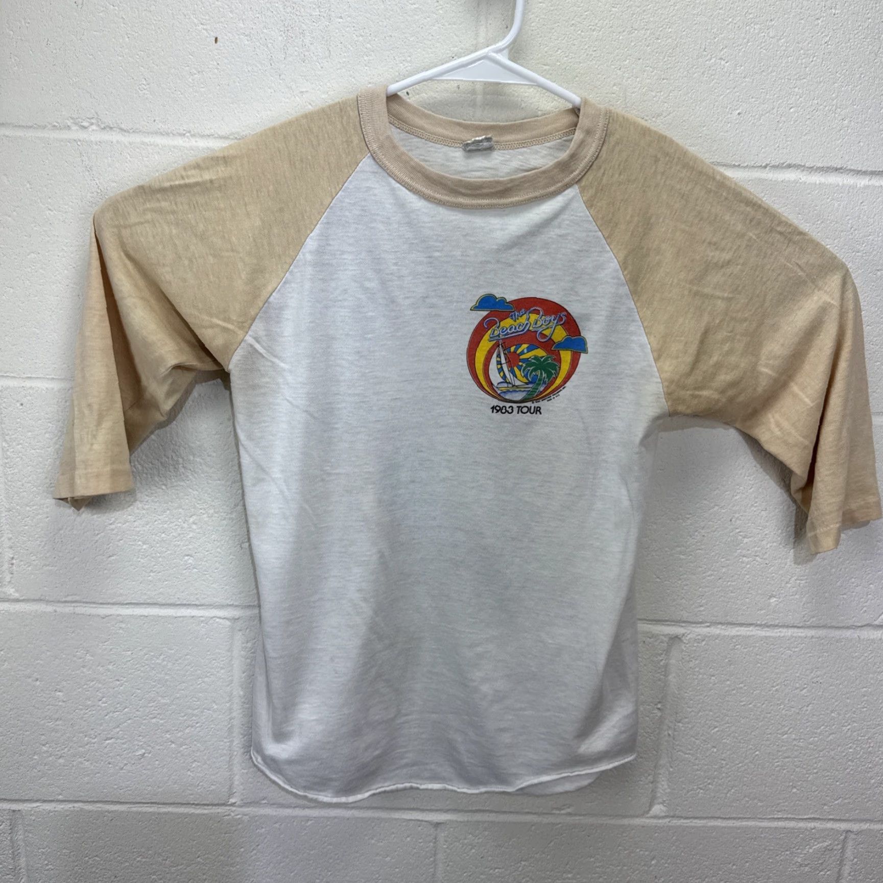 Vintage VINTAGE 1983 The Beach Boys Graphic Tour Shirt 3/4 Sleeve Small White Unisex 80s Size US S / EU 44-46 / 1 - 2 Thumbnail