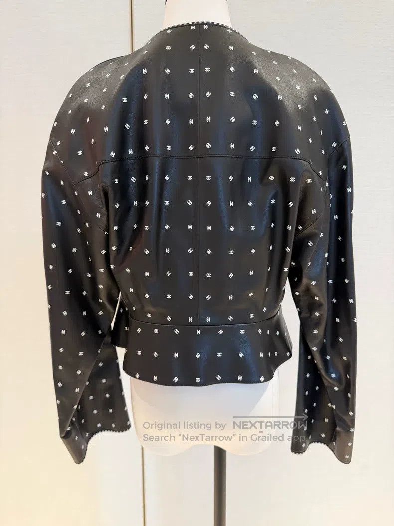 Chanel 22C early spring show black full print white small