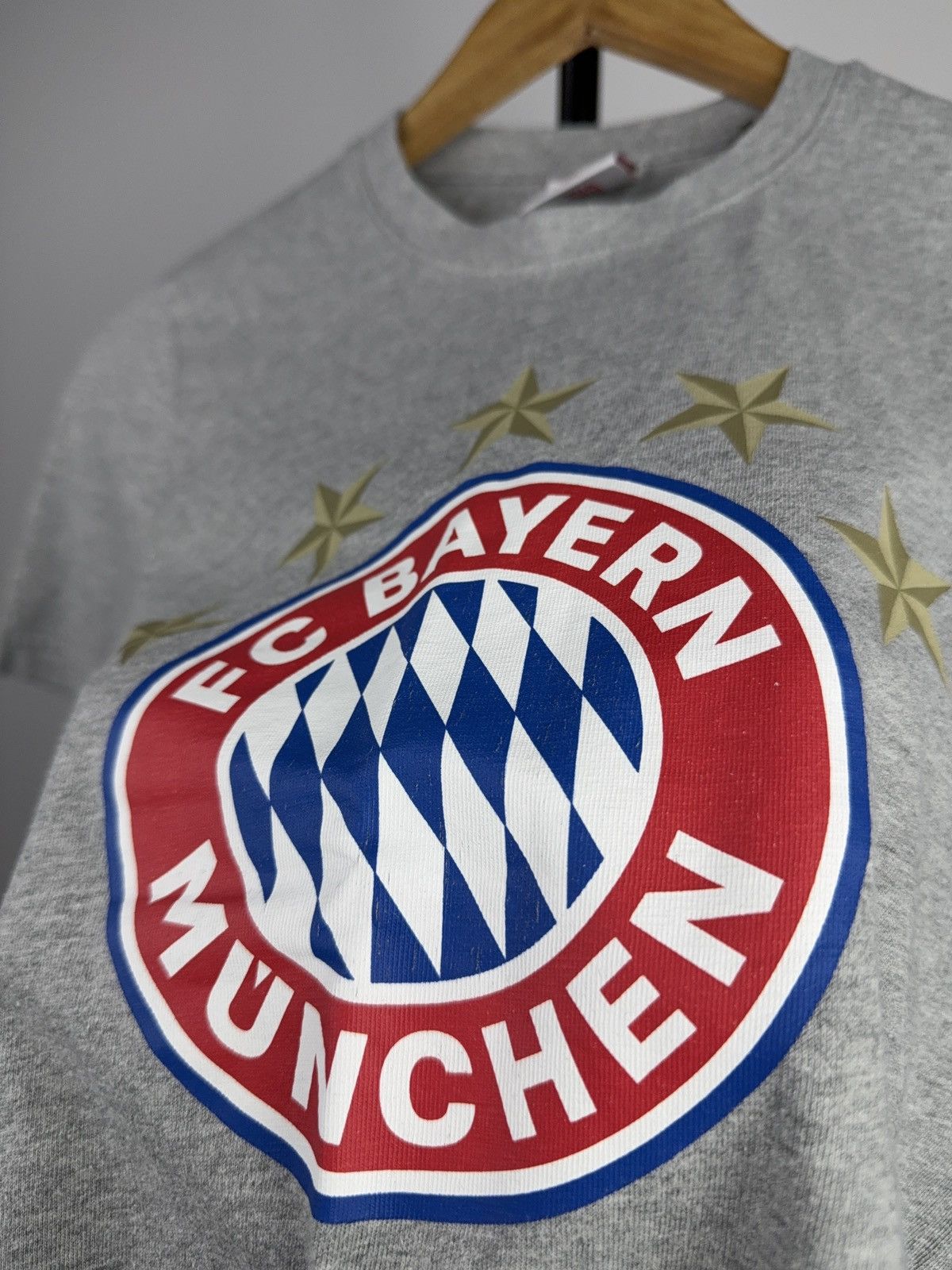 Vintage FC Bayern Munich MIA SAN MIA Crest Graphic T-Shirt Size US S / EU 44-46 / 1 - 6 Thumbnail