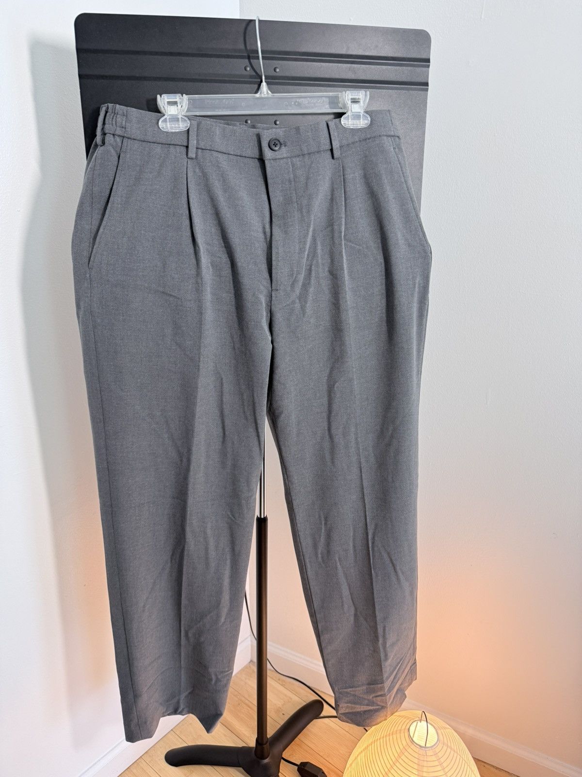 Uniqlo Uniqlo Gray Pleated Trousers Size US 34 / EU 50 - 1 Thumbnail