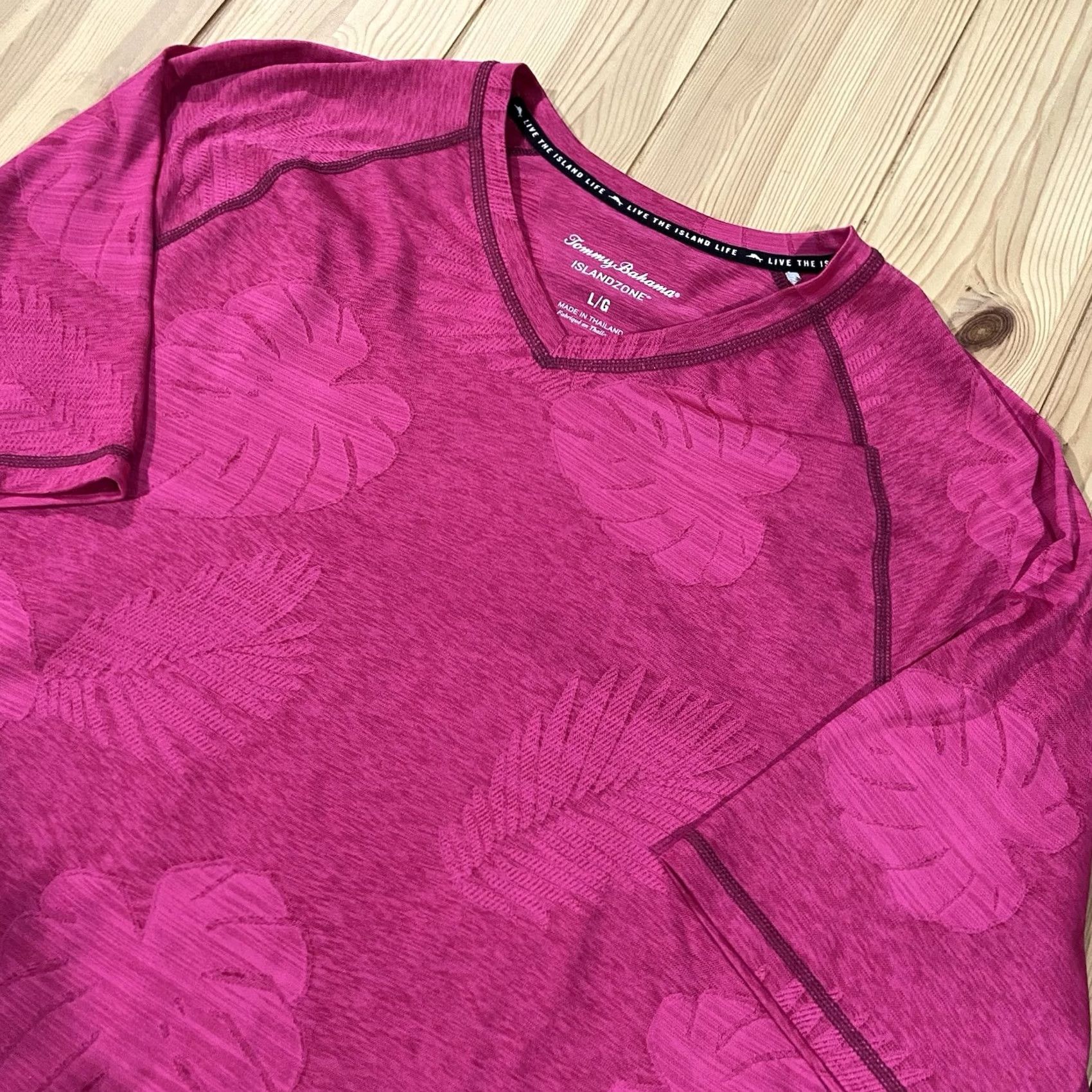 Tommy Bahama Tommy Bahama Shirt Mens Large Pink Island Zone Batik Leaves V Neck T-Shirt Design: Floral, Short Sleeve, Lightweight, Regular Fit Size US L / EU 52-54 / 3 - 2 Thumbnail