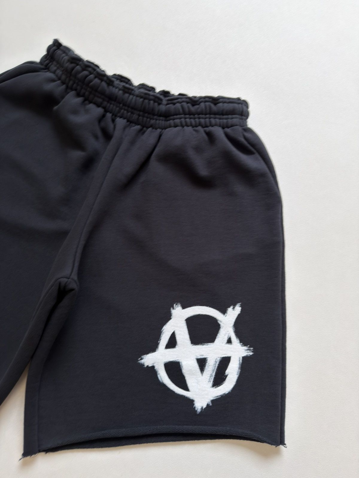 Vetements ‘Anarchy’ Print Black Raw Hem Shorts Size US 32 / EU 48 - 11 Thumbnail