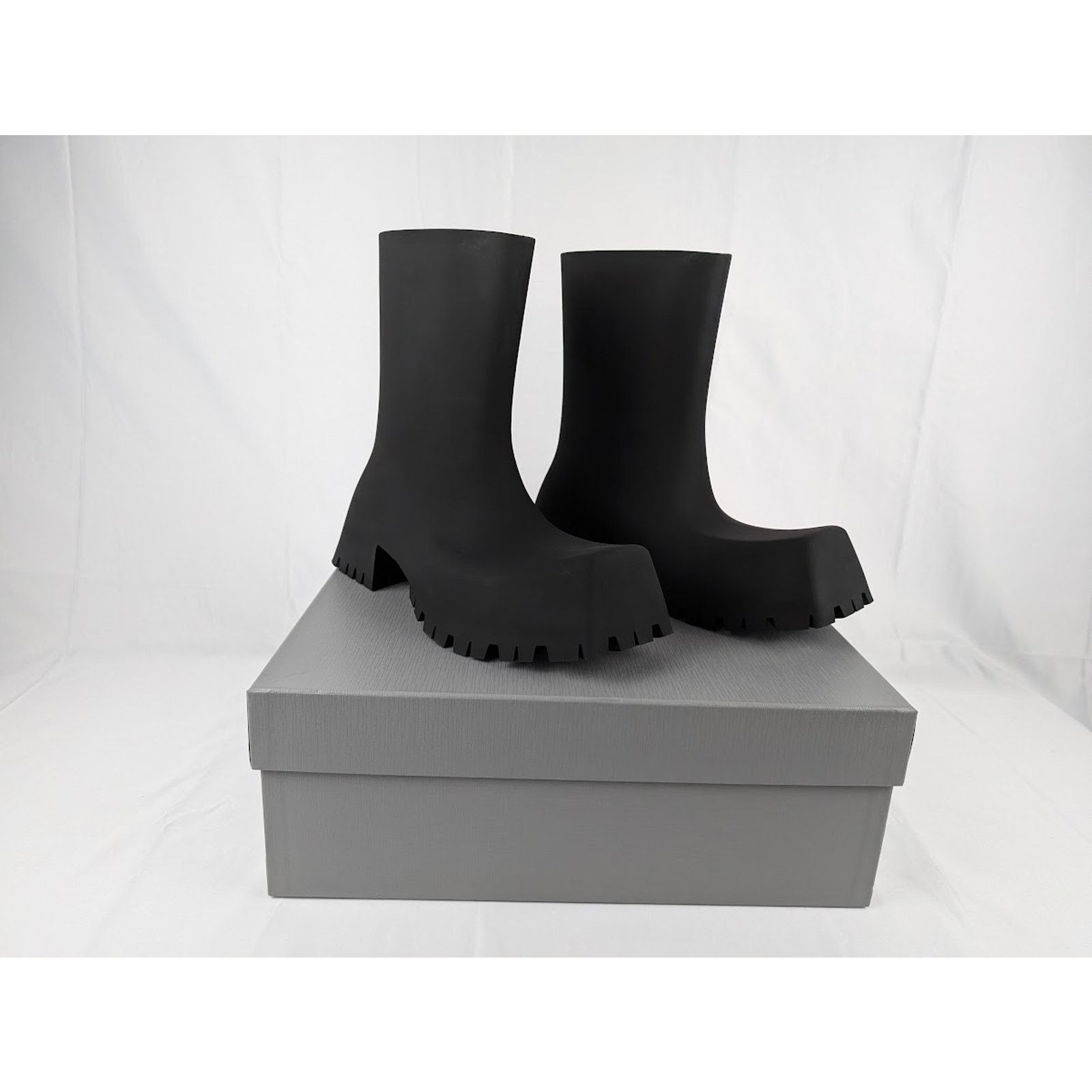 Balenciaga o1rshd1 Trooper Rubber Bootie in Black Size US 10 / EU 43 - 12 Thumbnail