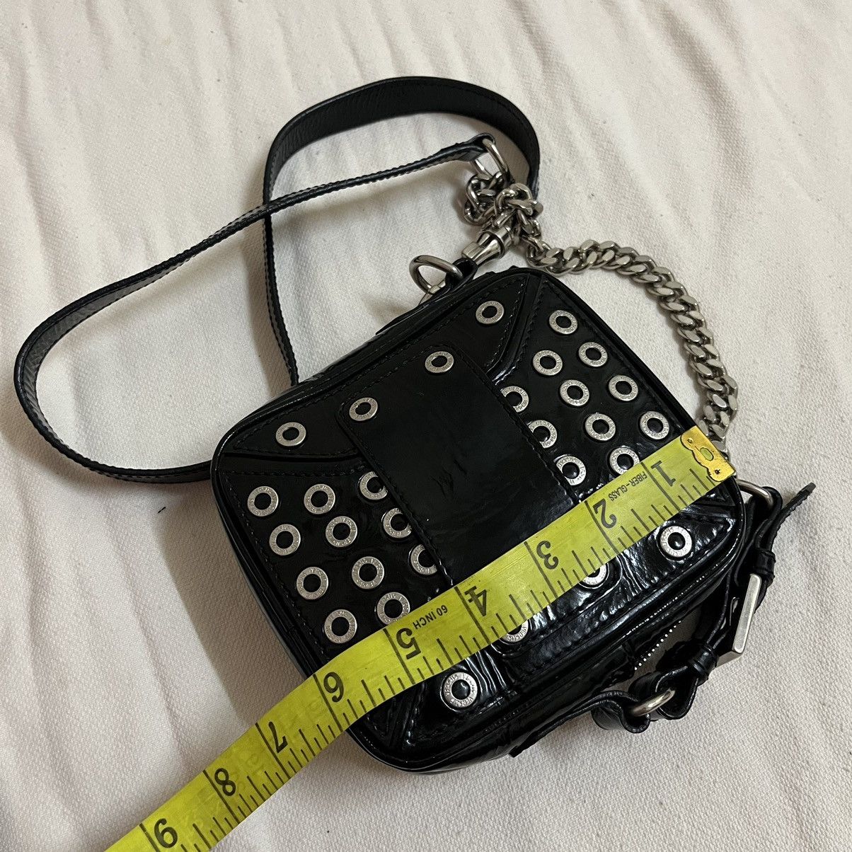 Versus Versace × Vintage Authentic Versus Versace Vernis Leather Chain Style Slingbag Size ONE SIZE - 10 Thumbnail