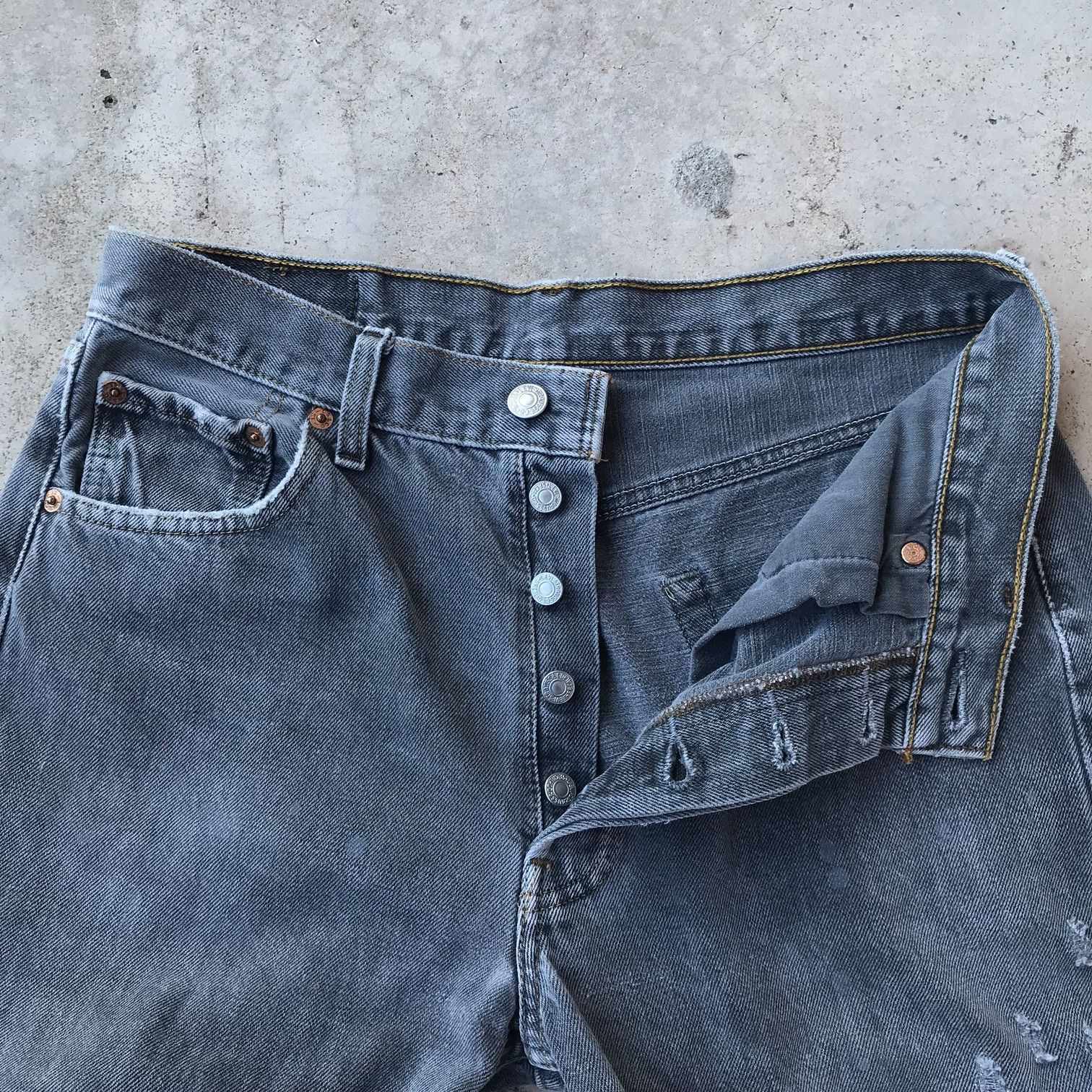 Levi's × Vintage Vintage Levis 501 bulletshoot dirty faded black distressed Size US 29 - 11 Thumbnail