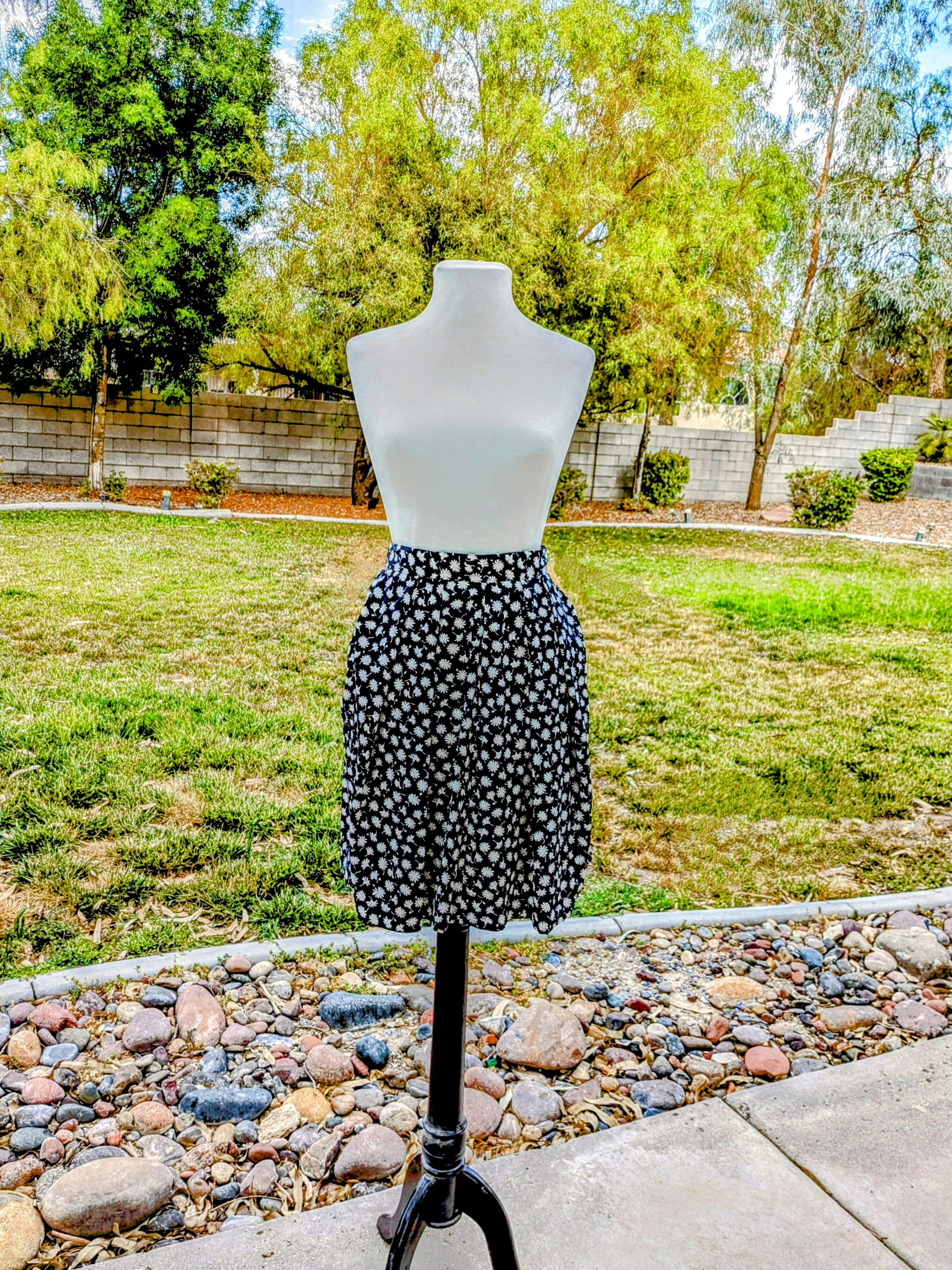 Vintage Retro Button Waist Petite Floral Polka Print Midi Skirt EUC Size 27" / US 4 / IT 40 - 1 Thumbnail