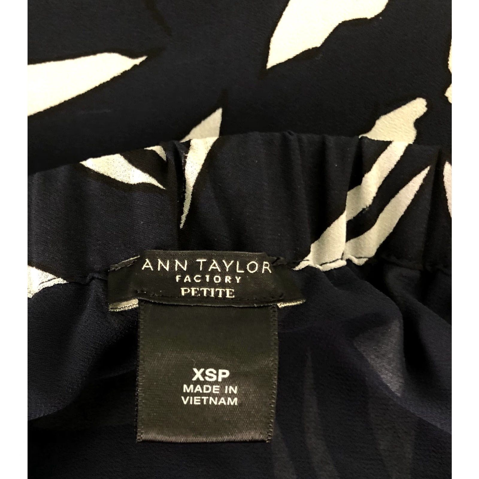 Ann Taylor Ann Taylor Off Shoulder Chiffon Top XS Blue/white Geometric 3/4 Sleeve Tie Accent Flowy Shirt Womens XS Blue Geometric Off Shoulder Chiffon Top Size XS / US 0-2 / IT 36-38 - 4 Thumbnail