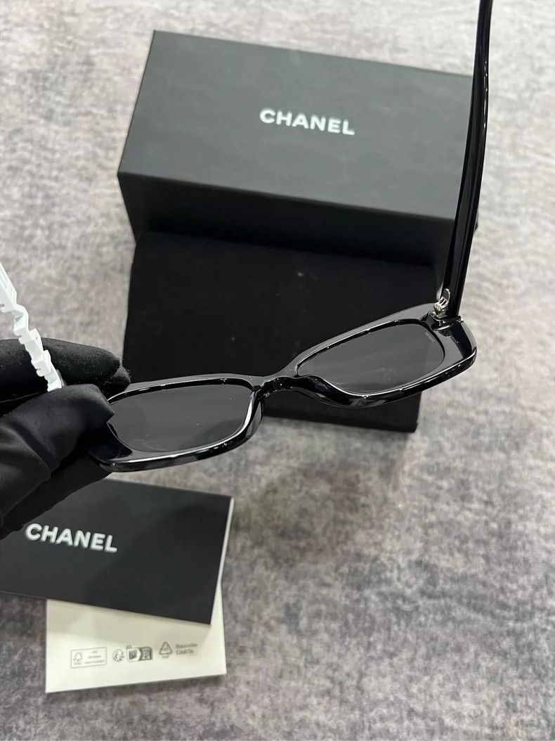 Chanel Chanel Black and white side rhinestone slogan sunglasses Size ONE SIZE - 5 Thumbnail