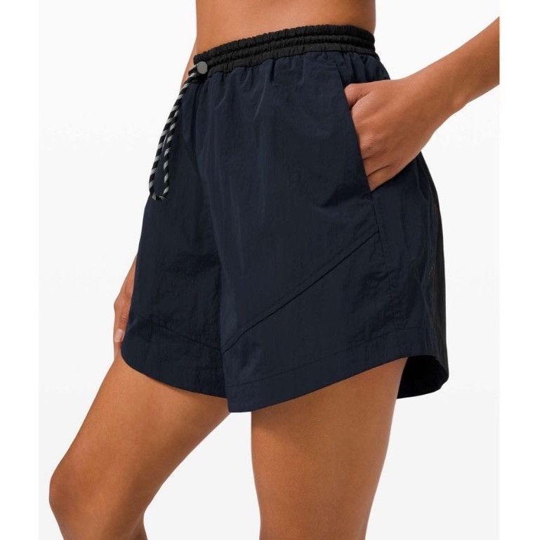 Lululemon Lululemon Evergreen Short Size 6 NWOT True Navy / Black Size 28" / US 6 / IT 42 - 1 Thumbnail