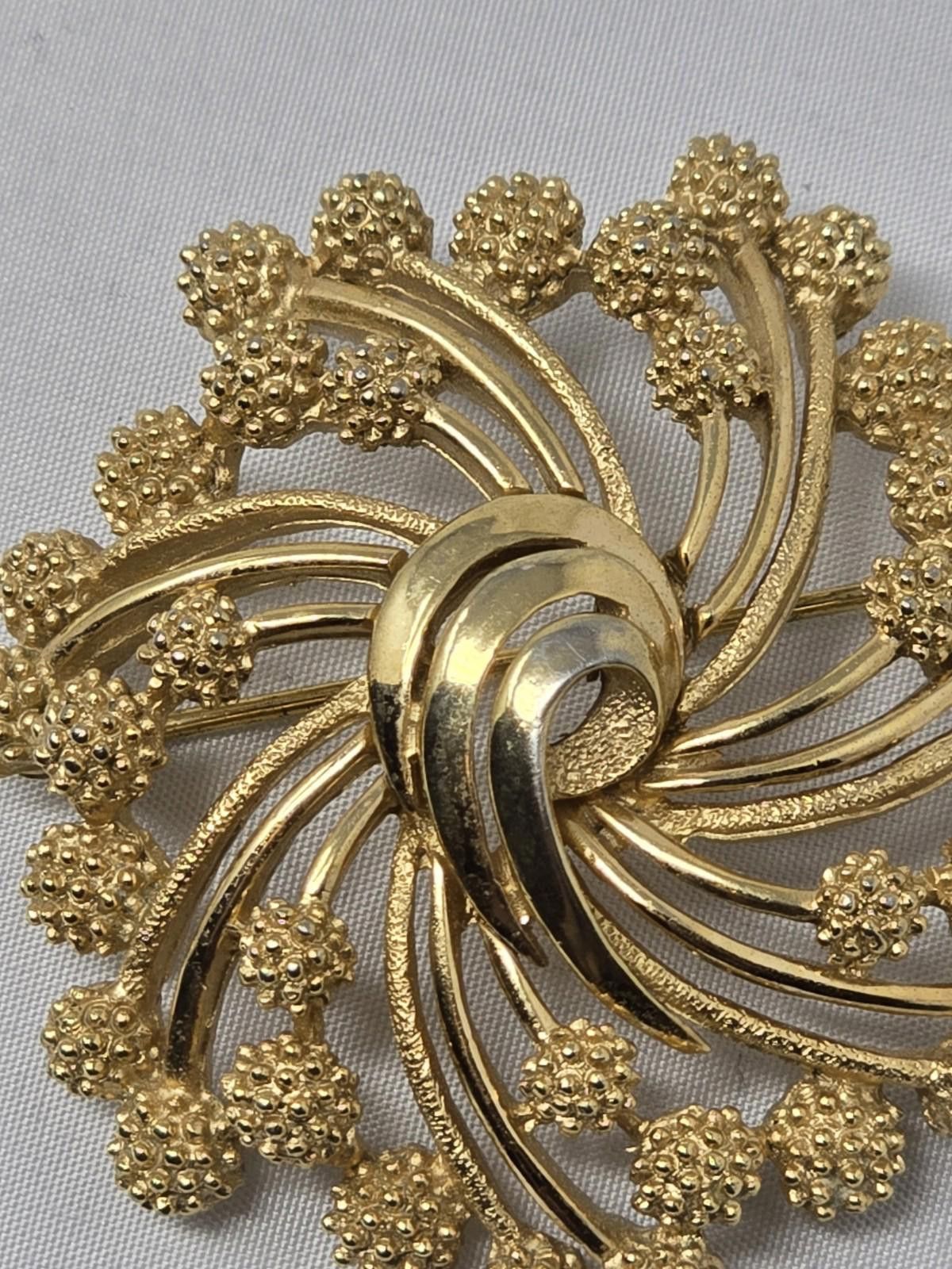 Other Vintage Trifari Goldtone Swirl Pin with Beaded Ball Edges Size ONE SIZE - 6 Thumbnail