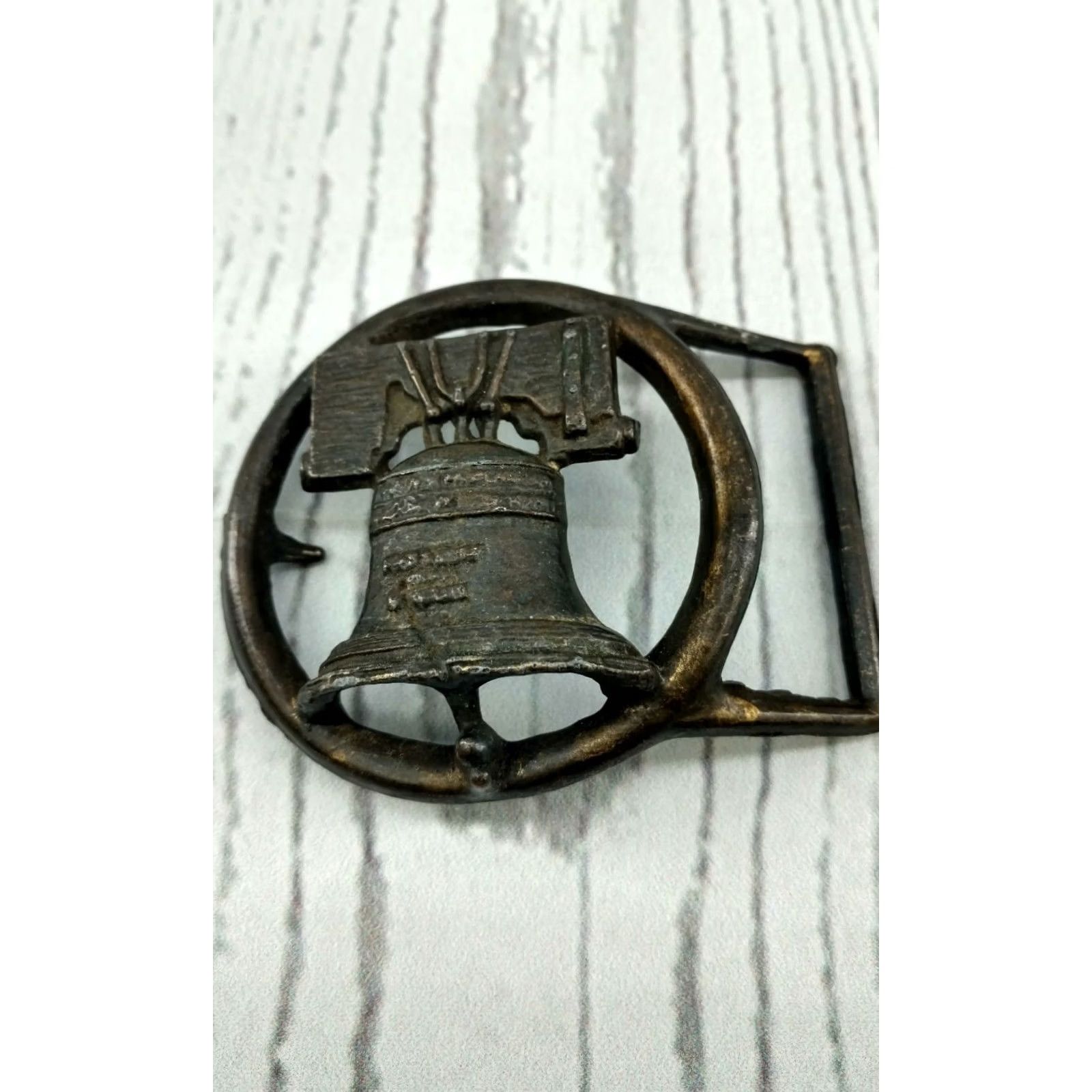 Vintage LIBERTY BELL PASS STOW SYMBOL OF AMERICAN INDEPENDENCE Vintage Belt Buckle Mens Gray 2.75" Diameter Size ONE SIZE - 2 Thumbnail