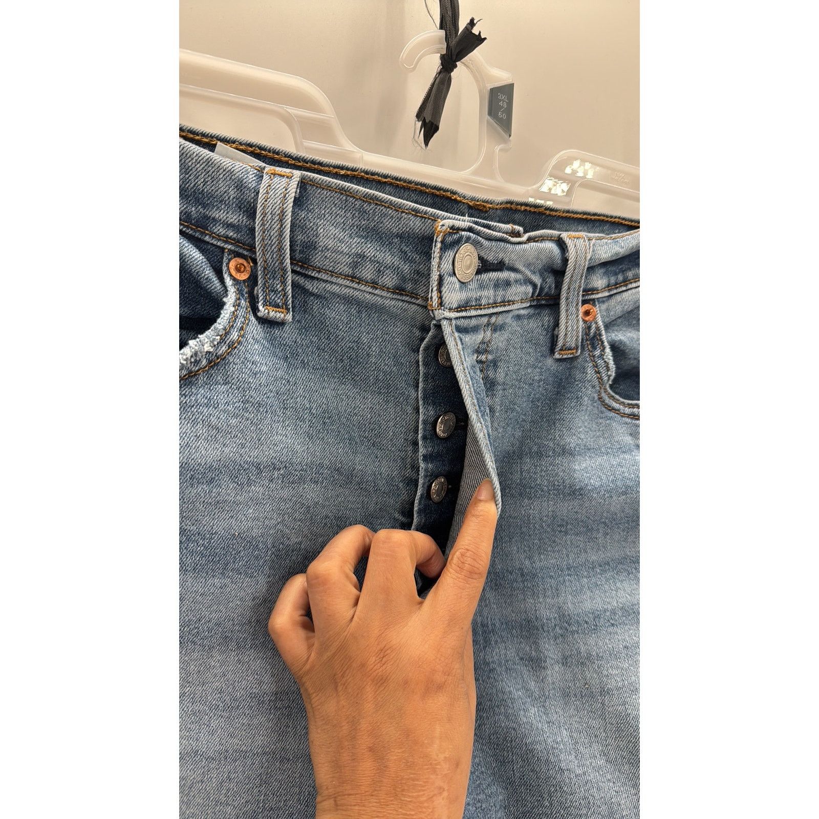 Levi's Levi’s wedgie straight raw hem distressed jeans size 32 Size 32" / US 10 / IT 46 - 4 Thumbnail