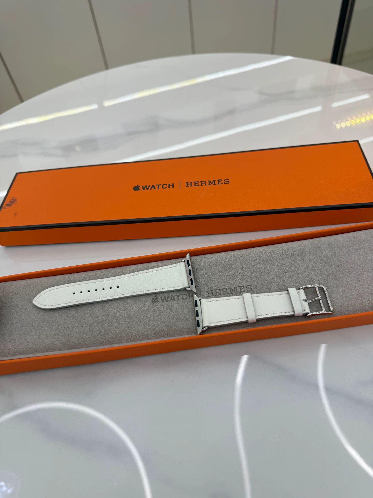 Hermes Apple Watch Hermès Leather Strap White Size ONE SIZE - 1 Thumbnail