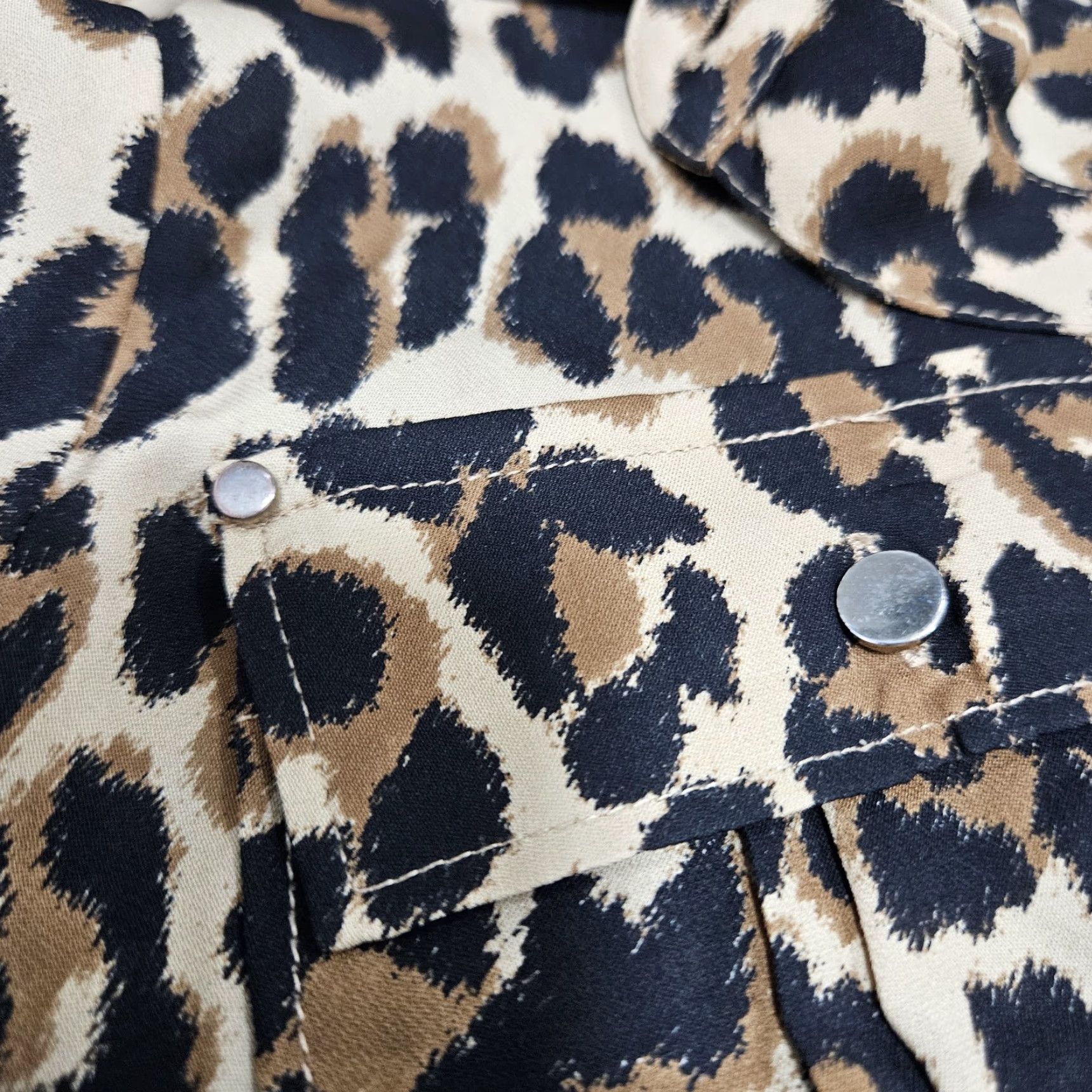 White House Black Market **Brown Leopard 100% Silk Button Up Blouse Shirt Top Size 6** User: **White House Black Market Brown Leopard 100% Silk Button-Up Blouse Size 6** Size M / US 6-8 / IT 42-44 - 5 Thumbnail