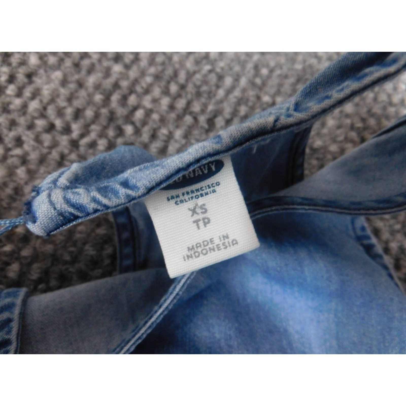Old Navy Old Navy Womens Blouse XS Blue Denim 100% Cotton Dolman Sleeveless Round Neck Pullover Casual Basic Button Regular Women Shirt Size XS / US 0-2 / IT 36-38 - 5 Thumbnail