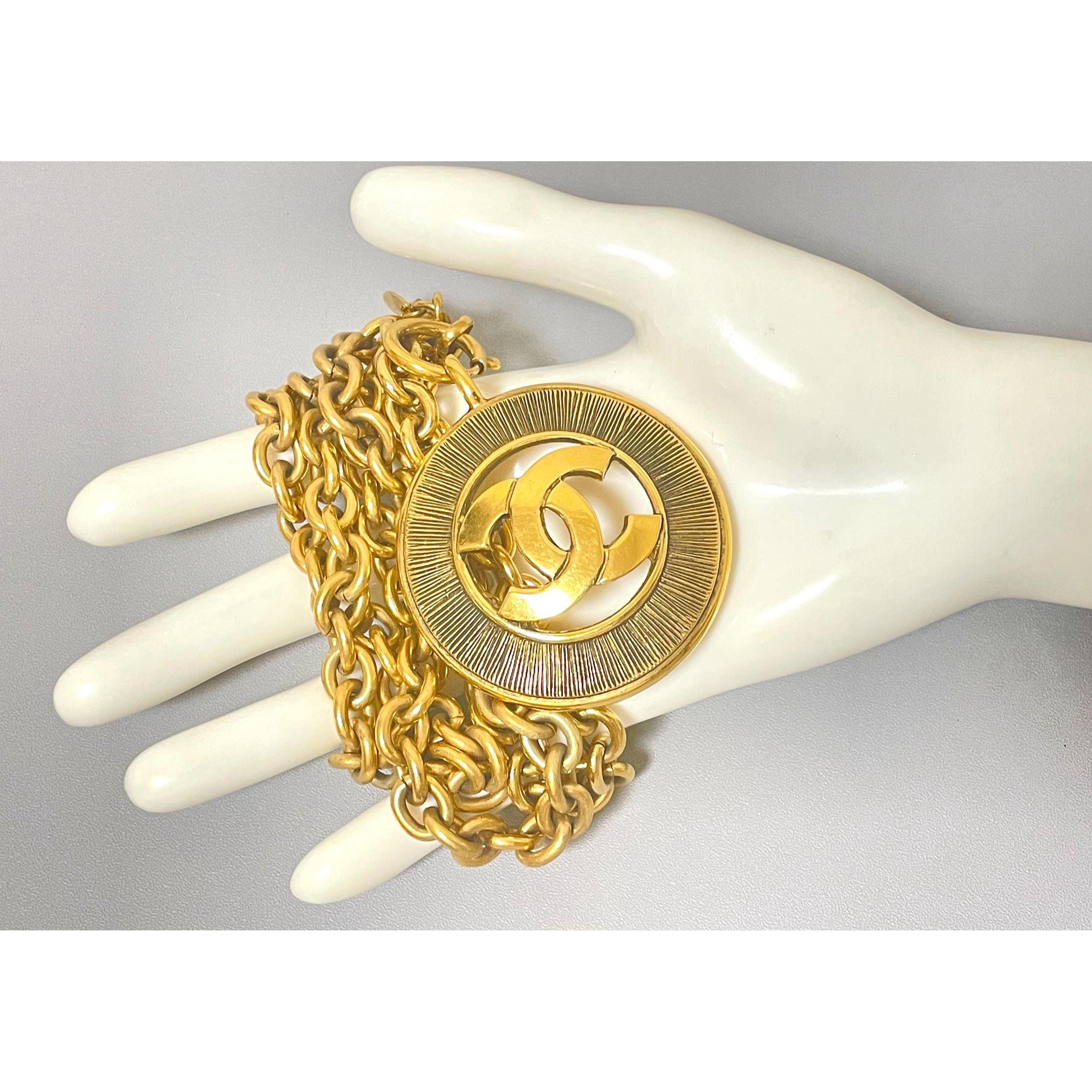 Chanel Vintage CHANEL long necklace with jumbo CC top. Size ONE SIZE - 1 Thumbnail