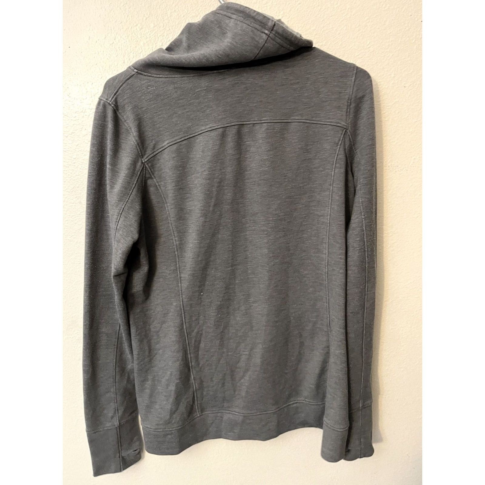Under Armour Under Armour Sweater Women’s Medium Gray Cowl Neck Pockets Size M / US 6-8 / IT 42-44 - 3 Thumbnail