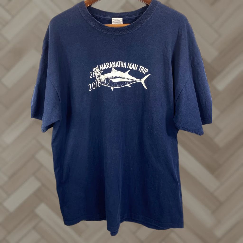 Gildan VINTAGE 2010 Maranatha Man Trip Blue Gildan Ultra Cotton T-Shirt XL Men Fisherman Short Sleeve Fishing 875 Regular Size US XL / EU 56 / 4 - 1 Thumbnail