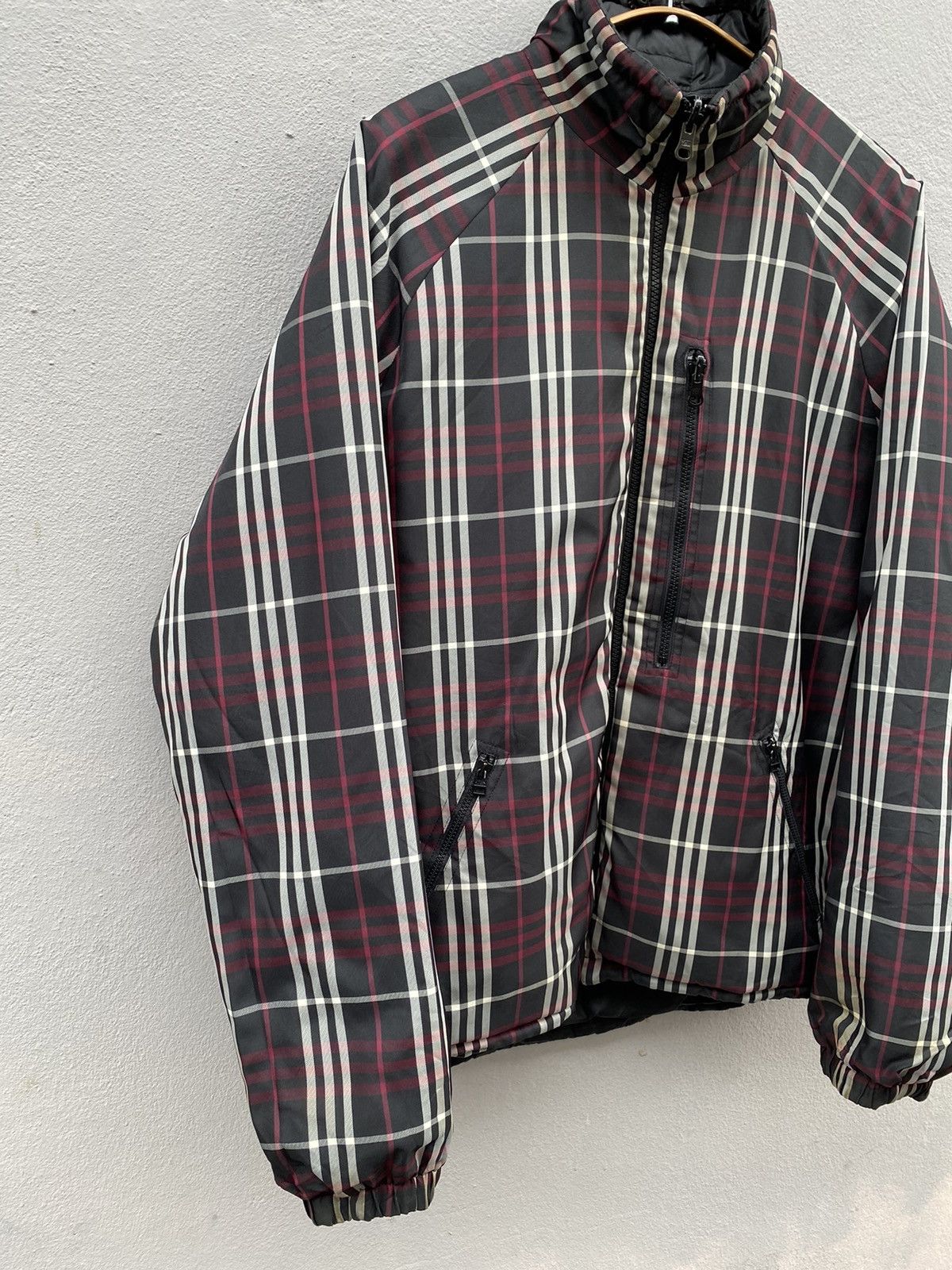 Burberry BURBERRY Blue Label Reversible Iconic Checked Puffer Down Size US M / EU 48-50 / 2 - 7 Thumbnail