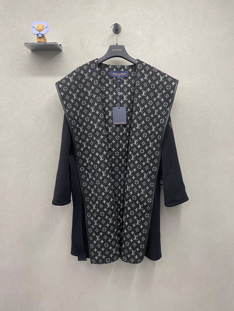 Louis Vuitton Black Hooded Coat with Logo Print Design - dmc Size US S / EU 44-46 / 1 - 1 Thumbnail