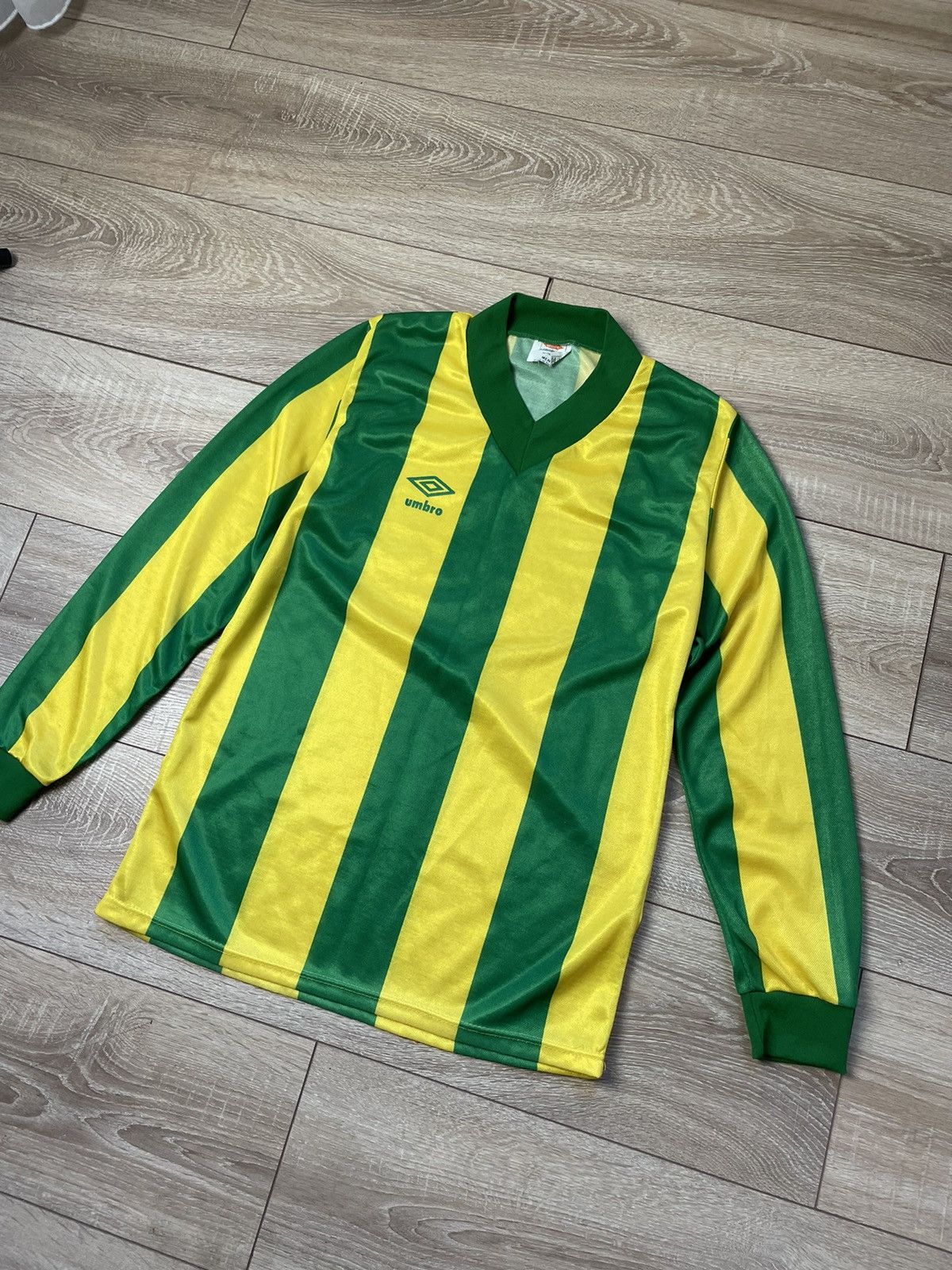 Umbro 90-s Umbro Vintage Soccer Jersey Football shirt long sleeve Size US M / EU 48-50 / 2 - 2 Thumbnail