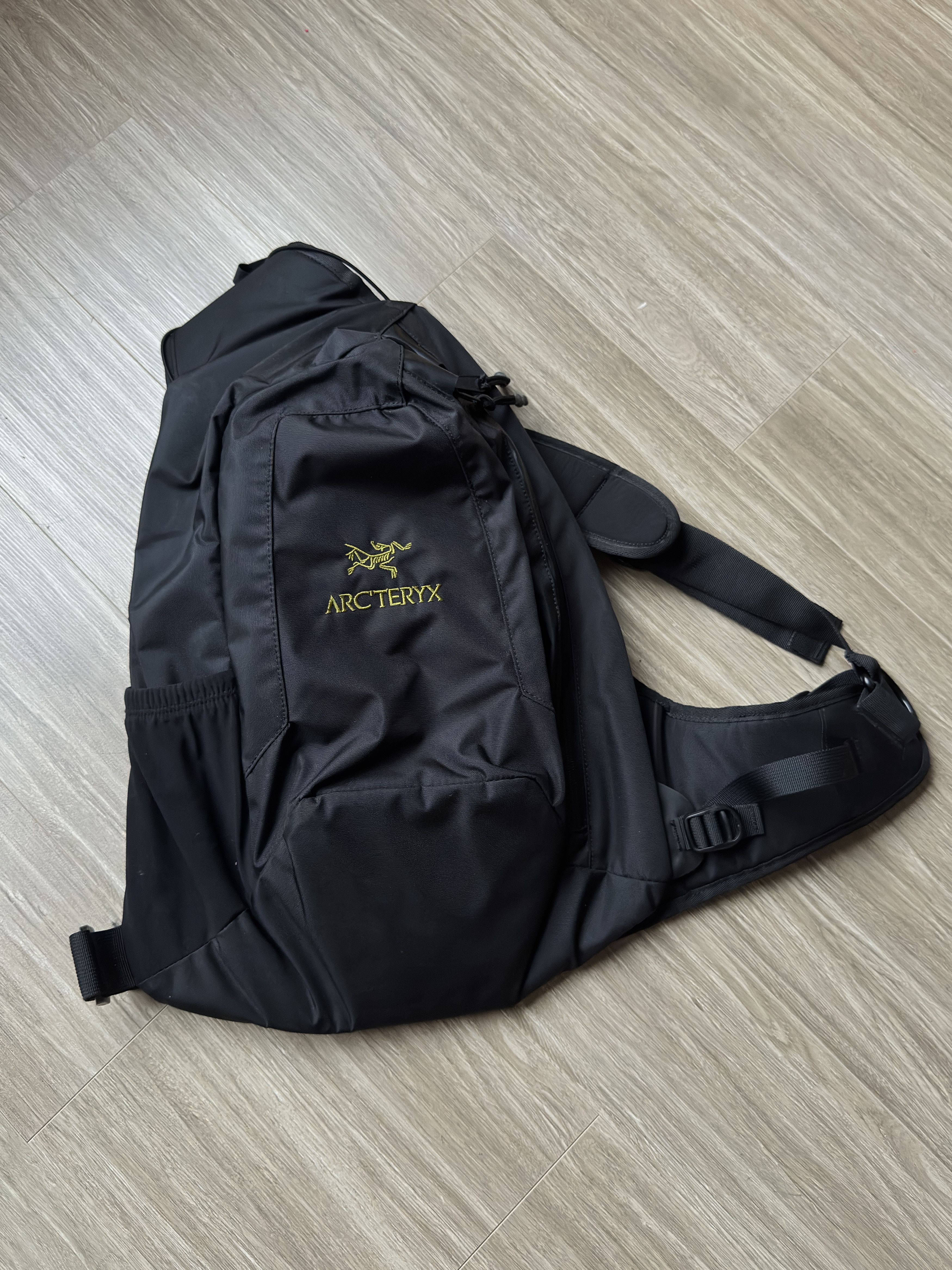 ARC’TERYX SYSTEM QUIVER CROSSBODY PACK Arc'teryx Quiver Crossbody Pack Black/Ultraviolet - FW22 - US