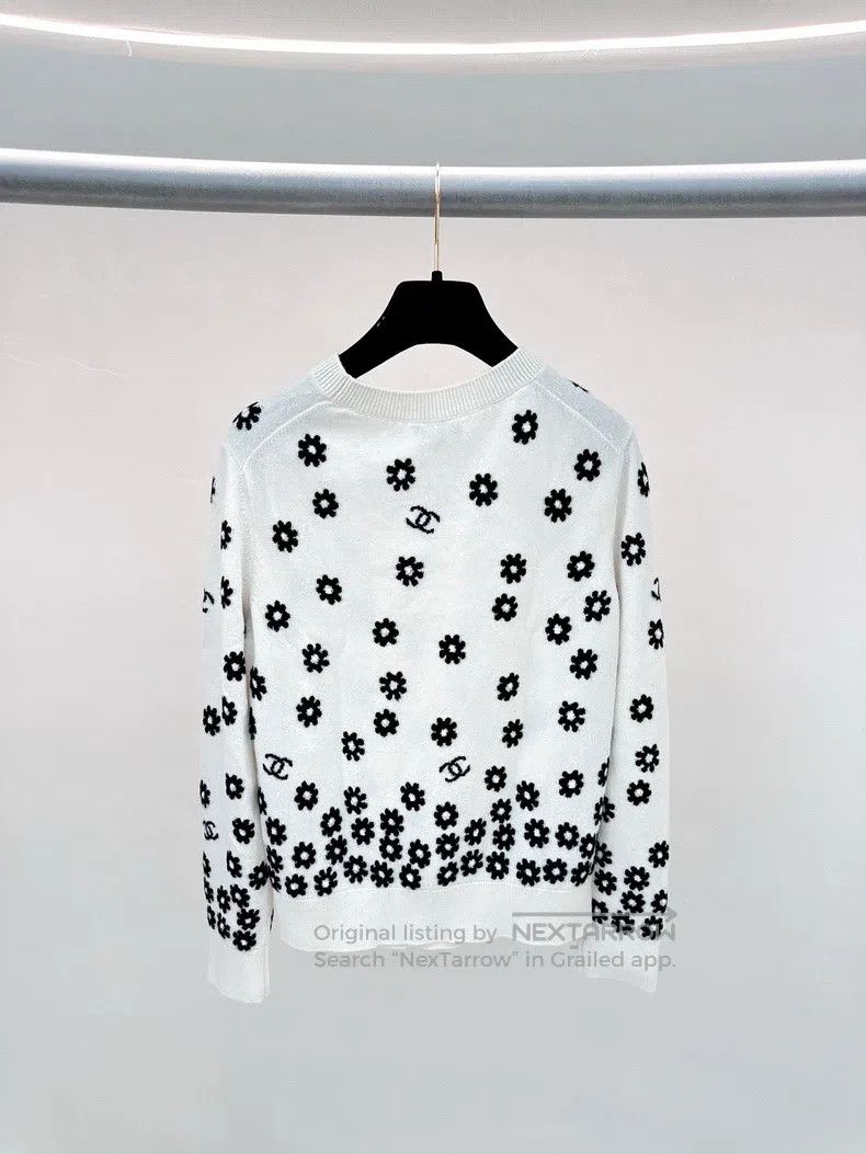 Chanel Chanel Black and white daisy sweater Size XS / US 0-2 / IT 36-38 - 2 Thumbnail